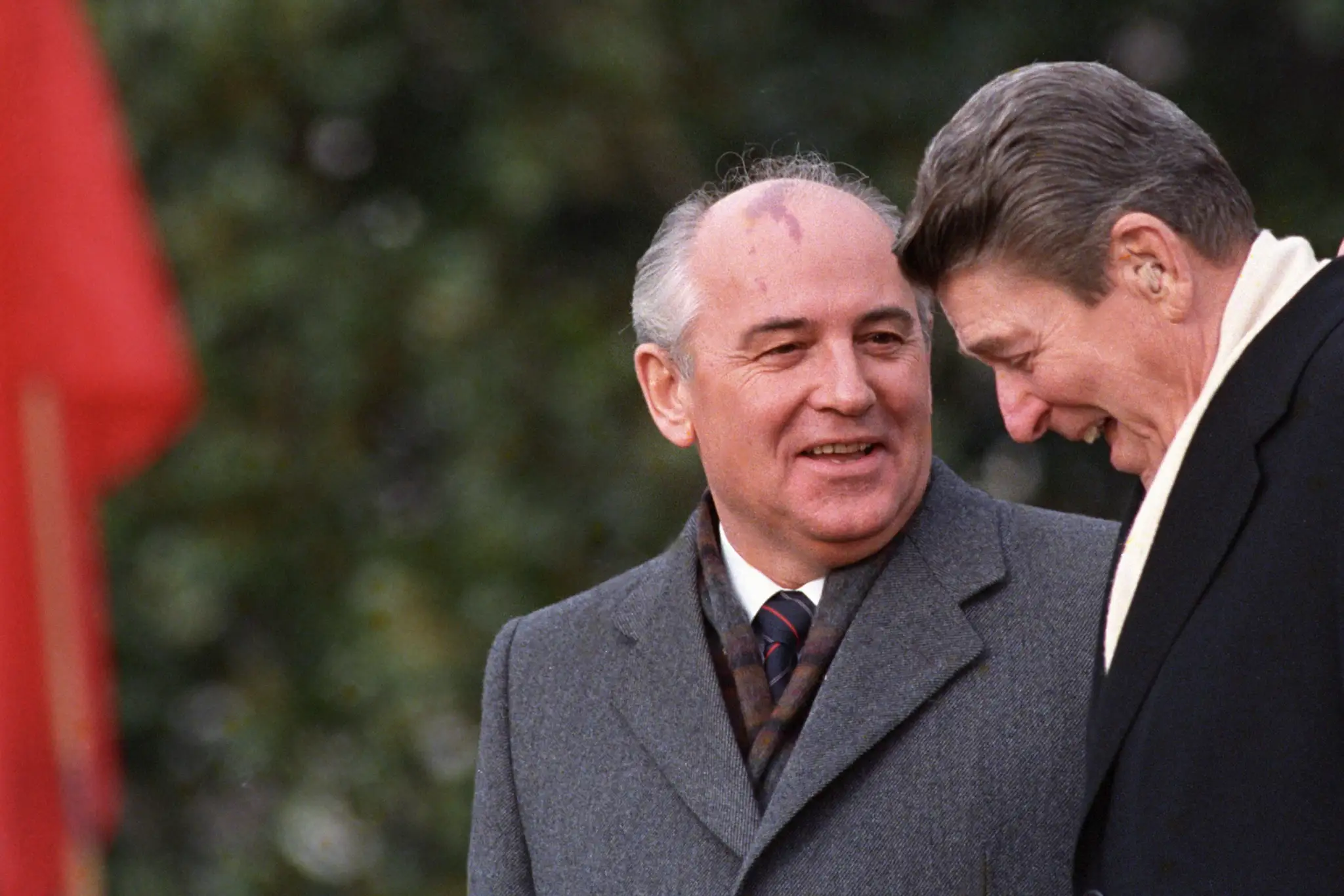 Zľava Michal Gorbačov a americký exprezident Ronald Reagan.