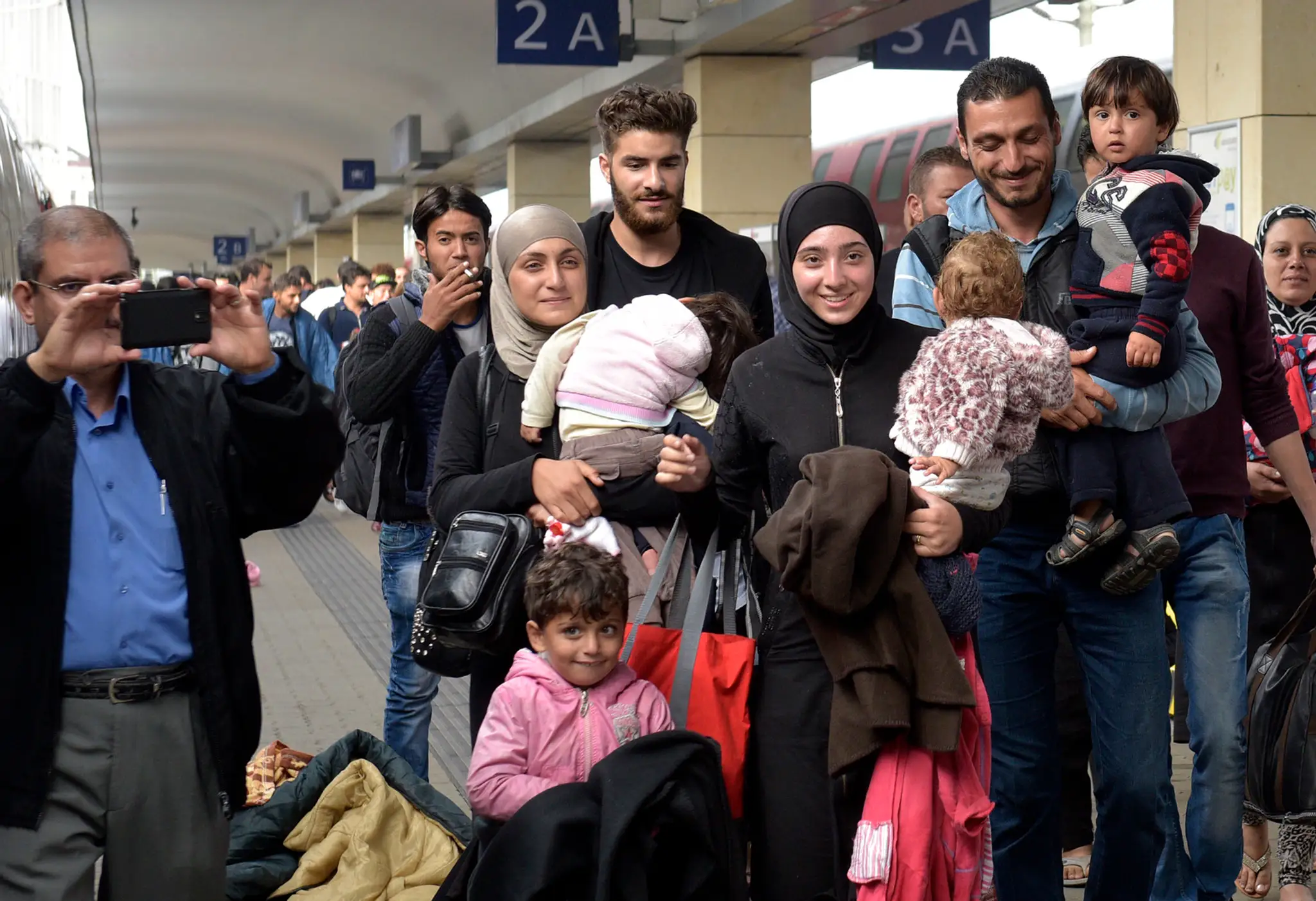 Usmiati migranti, ktorým sa podarilo dostať do Viedne.
