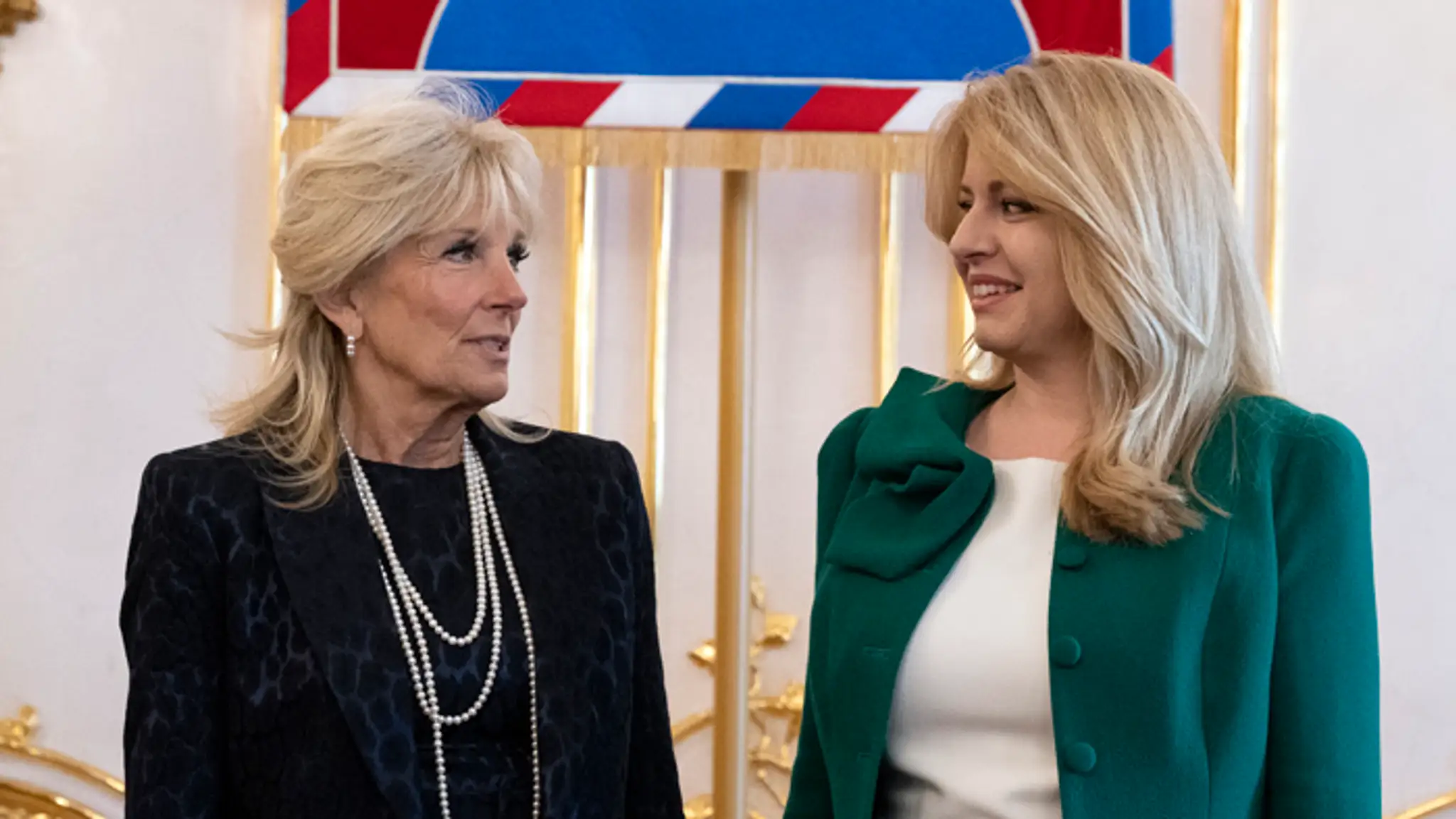 Prezidentka SR Zuzana Čaputová a vľavo prvá dáma USA Jill Bidenová.