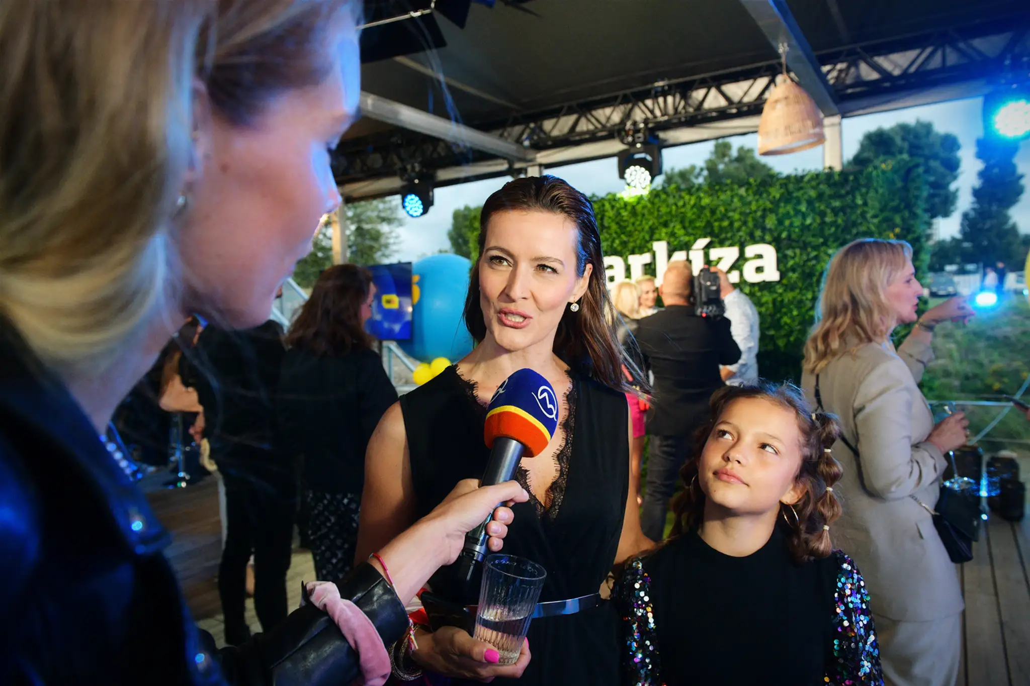 Andrea a Izabelka Gavorníkové na markizáckej párty