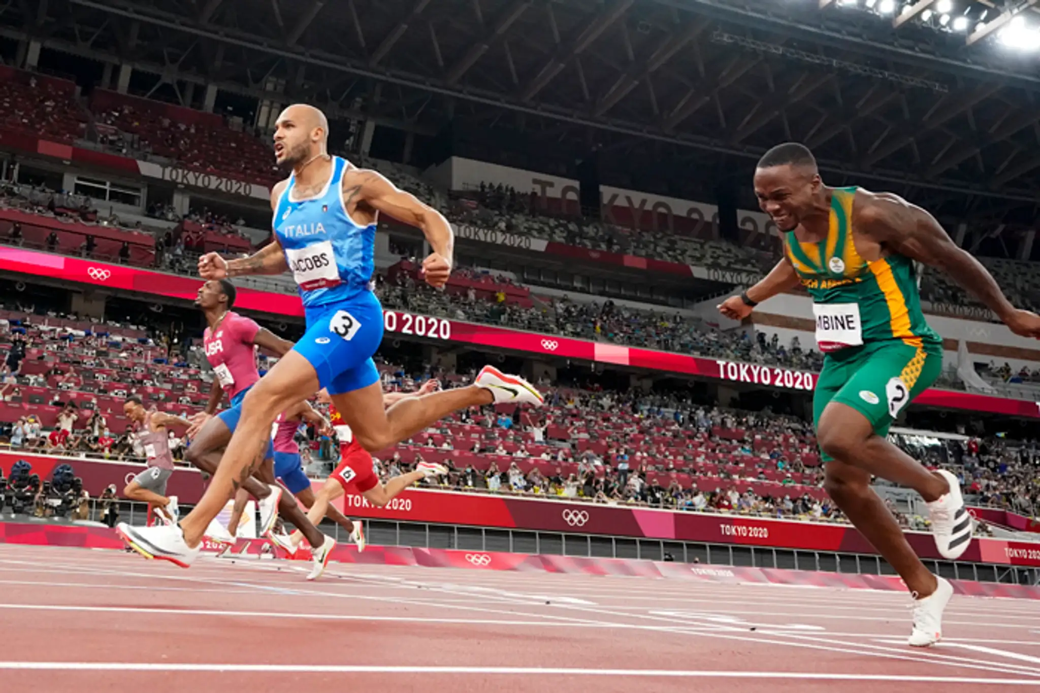 Taliansky atlét Lamont Marcell Jacobs víťazí vo finále behu na 100 m. 