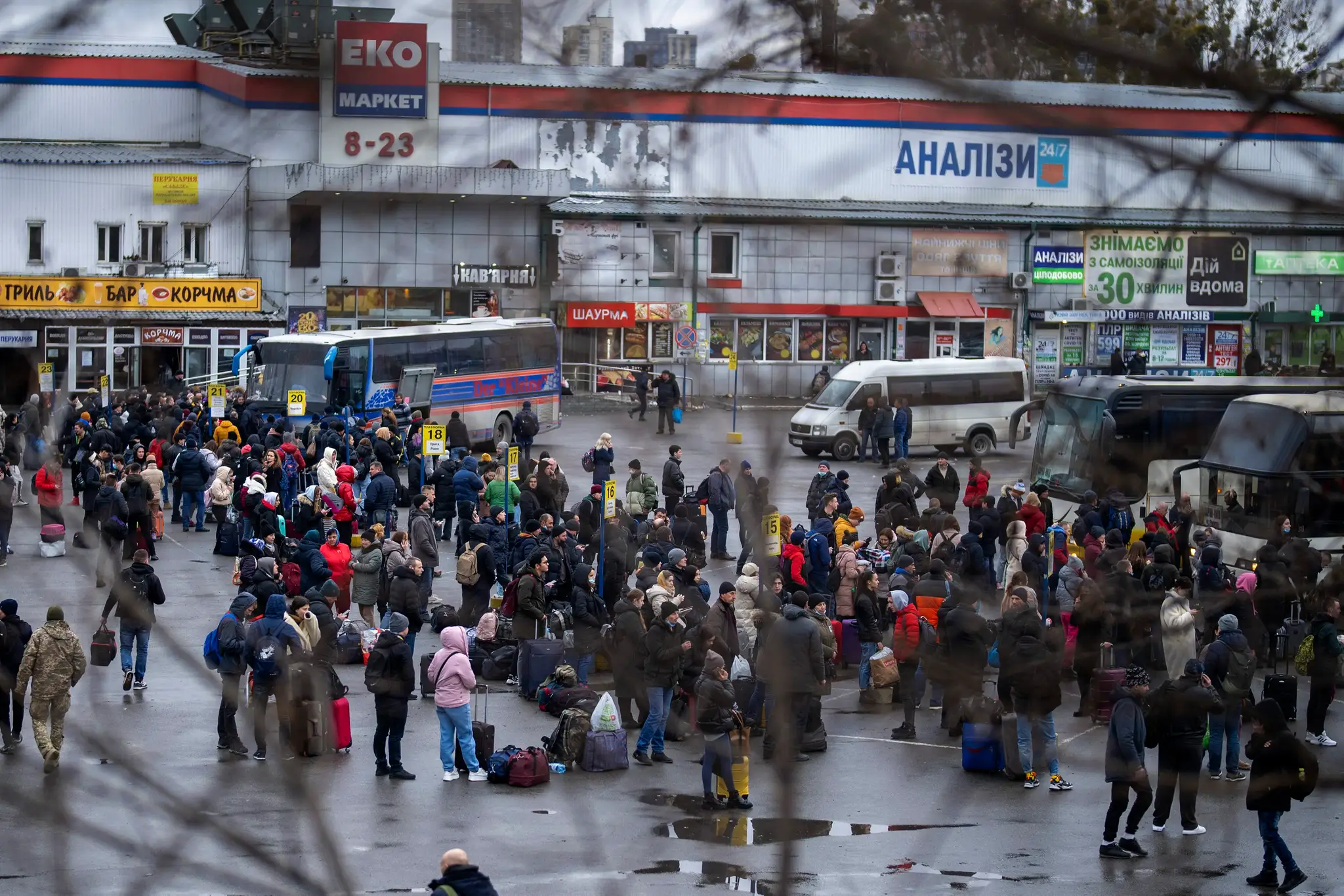 Ľudia sa snažia dostať do autobusov