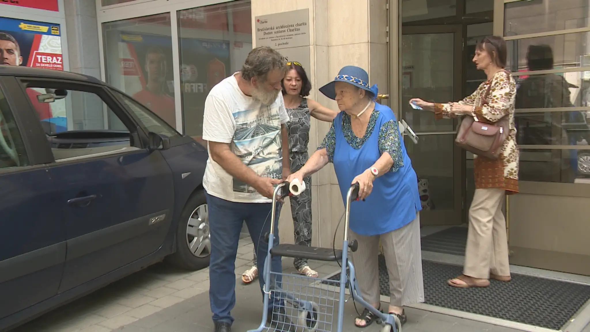 Desiatky dôchodcov bez milosti vyrazili z Domova seniorov v Bratislave na ulicu