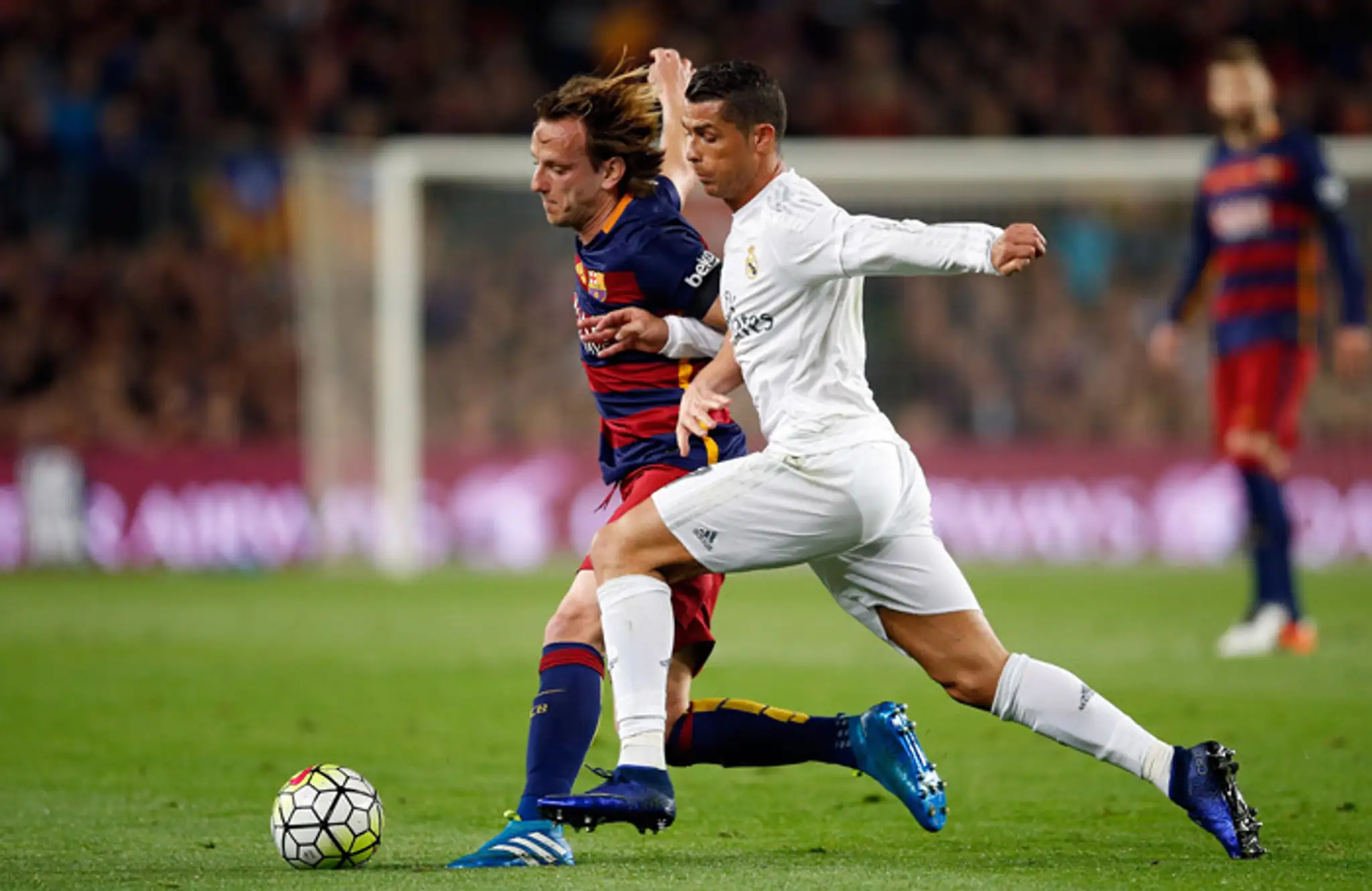 Ivo Rakitič (FC Barcelona) a Cristiano Ronaldo (Real Madrid) počas El Clásico.