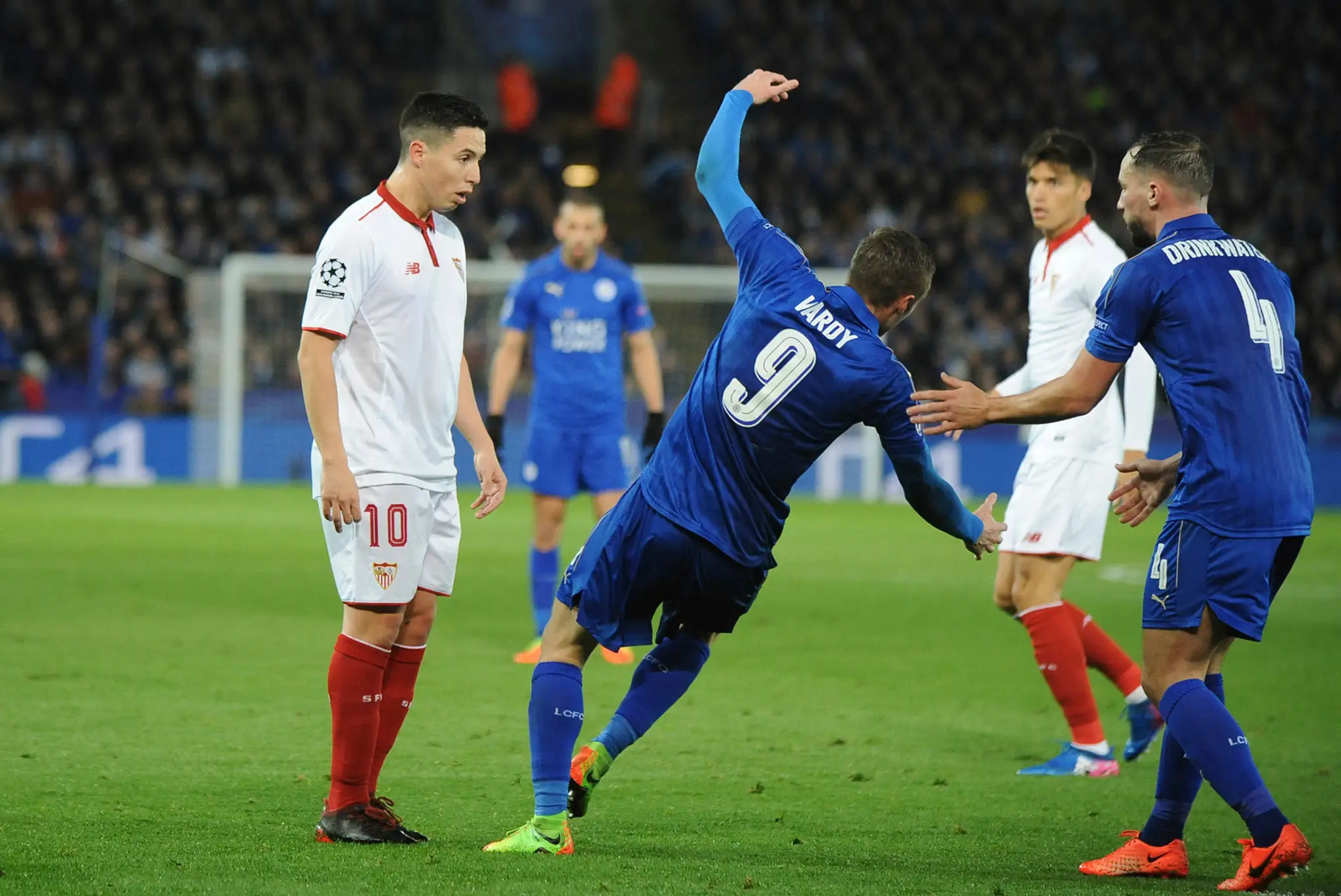 Útočník Leicestru Jamie Vardy padá po konflikte so Samirom Nasrim zo Seville v odvete osemfinále LM.