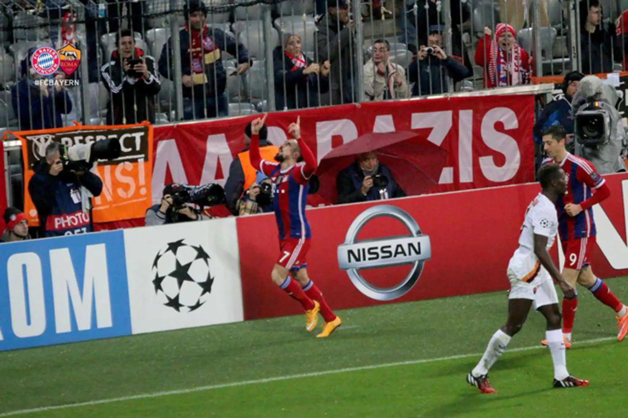 Franck Ribéry po zásahu do siete AS Rím.