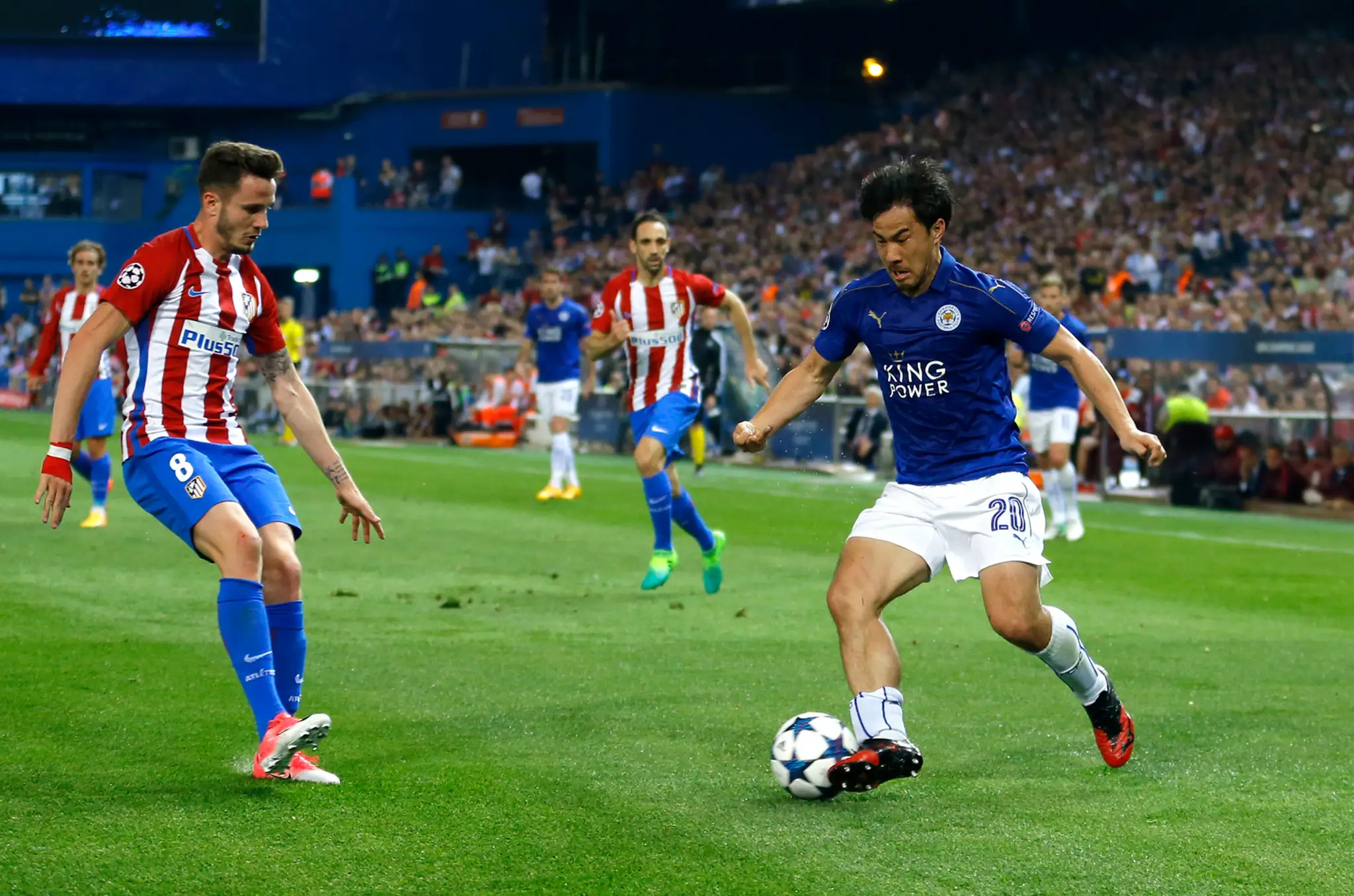 Saúl Níguez (vľavo) z Atlética sa snaží vo štvrťfinále LM proti Leicestru zastaviť Shinji Okazakiho.