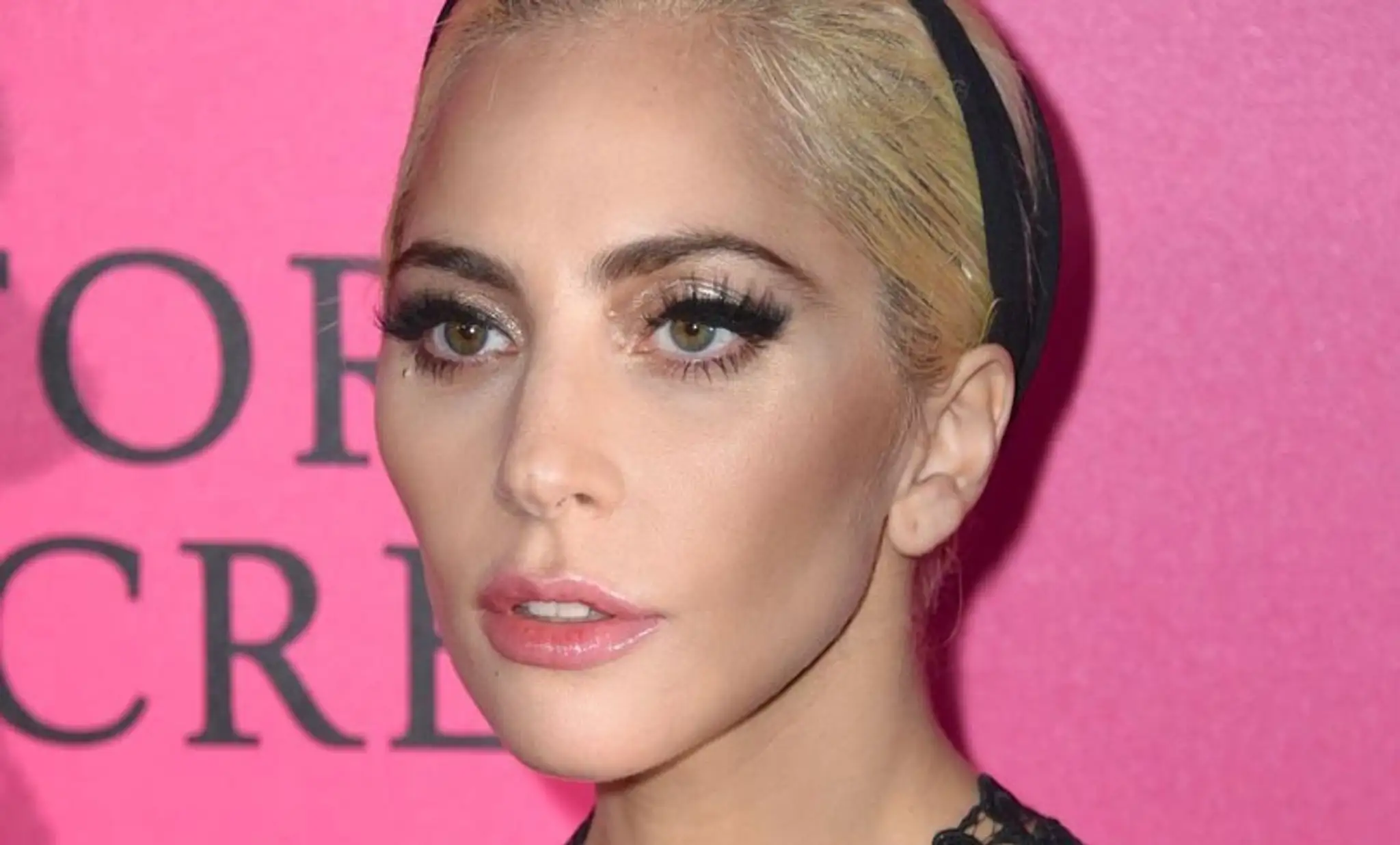Lady Gaga bola pod šatami nahá. Také štíhle telo ešte nemala