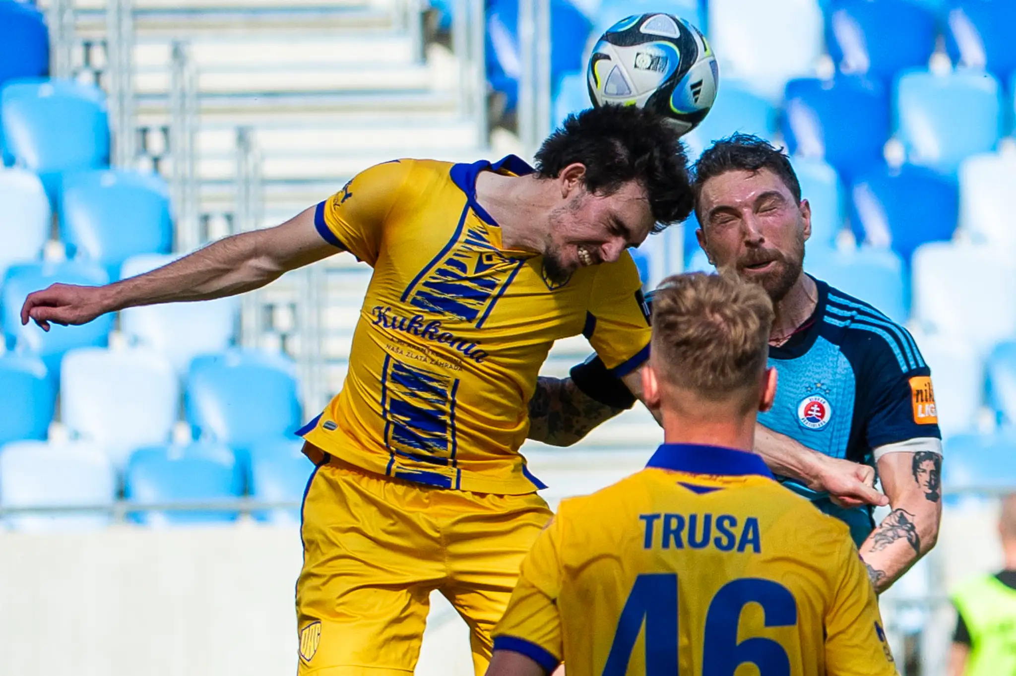 Na snímke zľava Mateus Brunetti, Matej Trusa (obidvaja DAC) a Guram Kašia (Slovan).