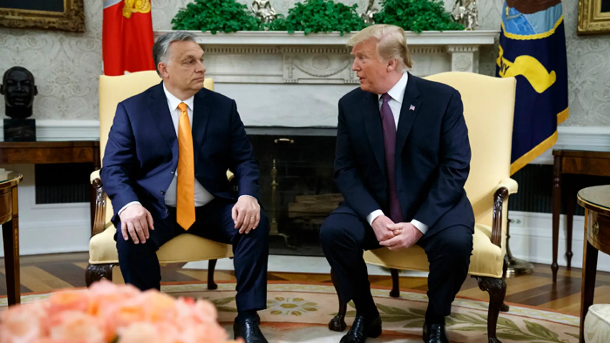 Kanadskí hráči Anthony Cirelli a Sam Reinhart oslavujú gól do našej bránky v dueli na MS 2019.