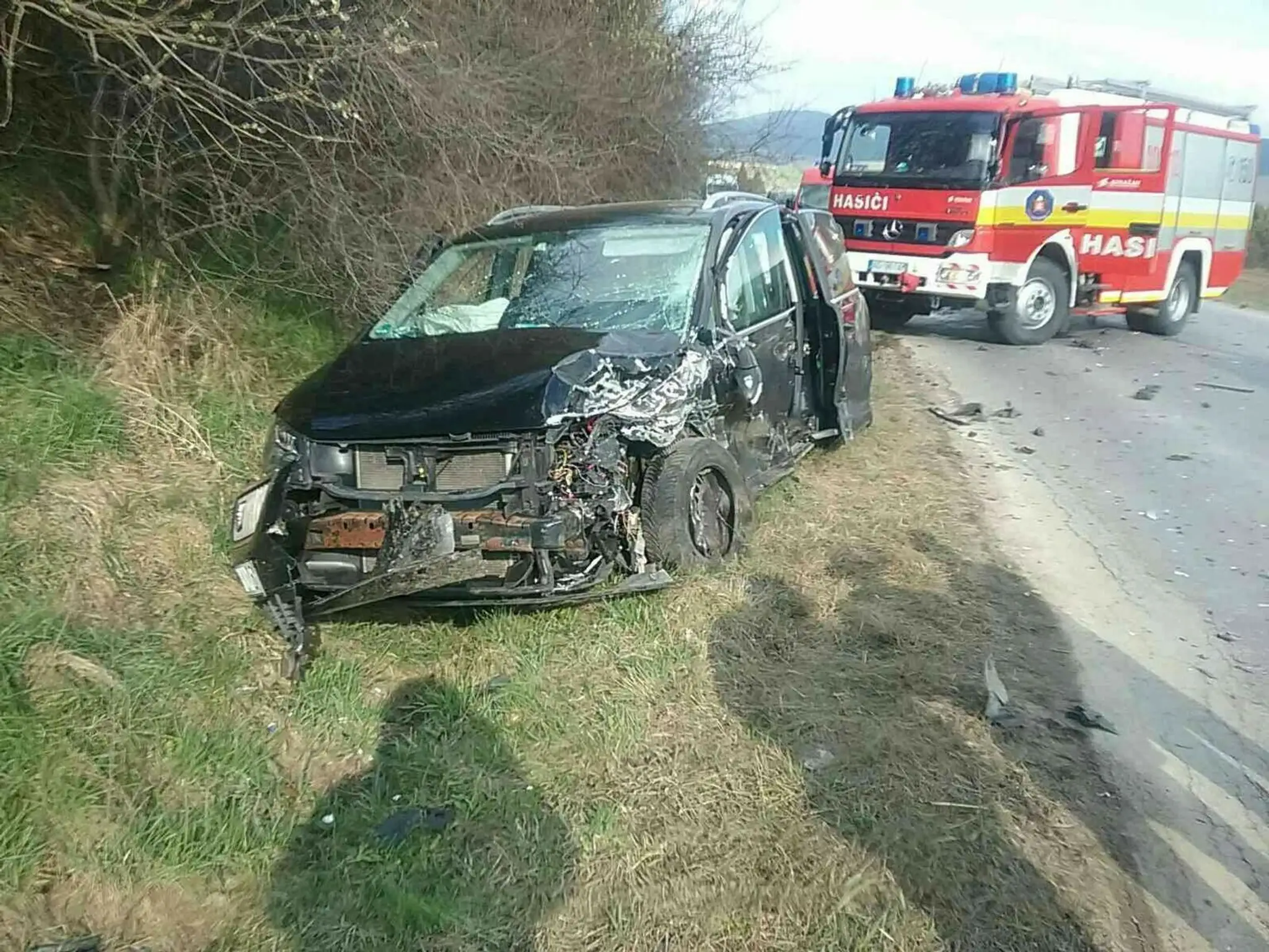 Jedno z vozidiel, ktoré sa zrazili pri obci Lokca.