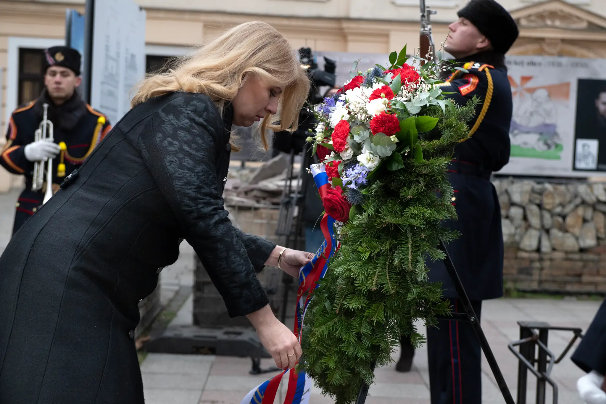 Prezidentka Zuzana Čaputová kladie veniec k Pamätníku holokaustu pri príležitosti Medzinárodného dňa pamiatky obetí holokaustu na Rybnom námestí v Bratislave.