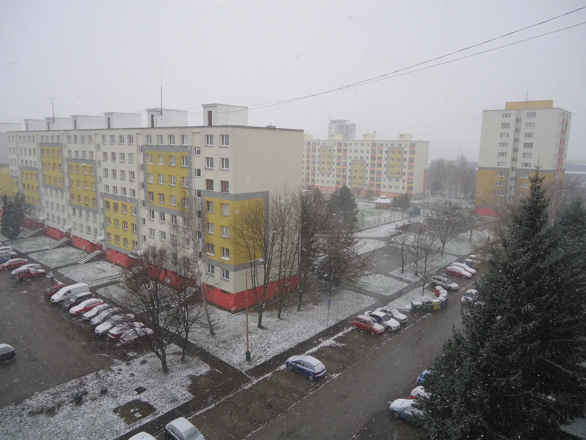 Zasnežené sídlosko Solinka v Žiline