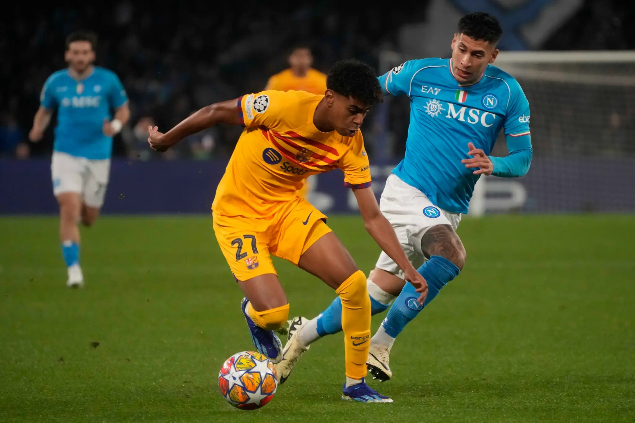 Zľava Lamine Yamal z Barcelony a Mathias Olivera z Neapola.