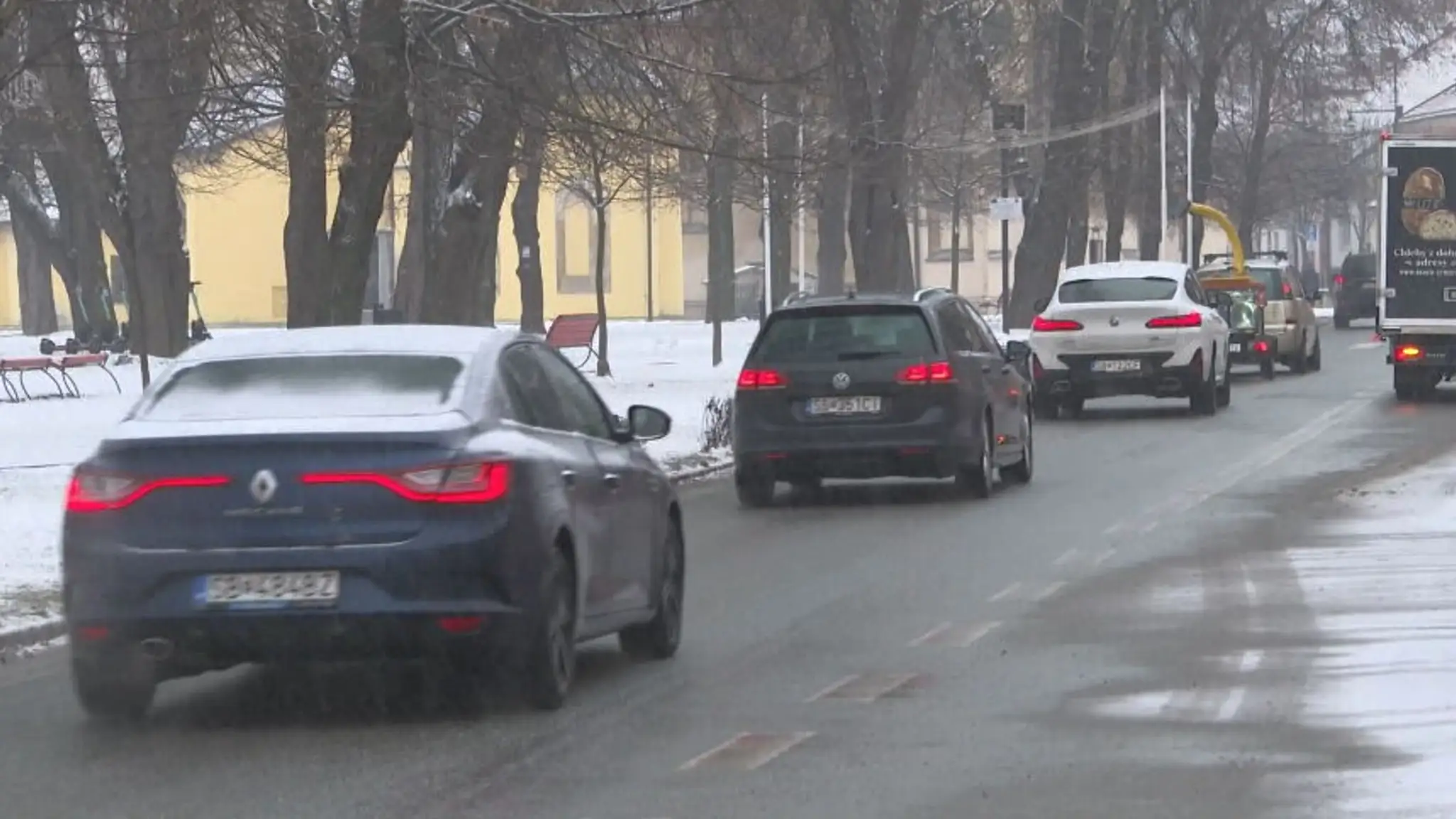 Hlavný ťah v centre Sabinova smerom na Prešov je denne plný áut. 
