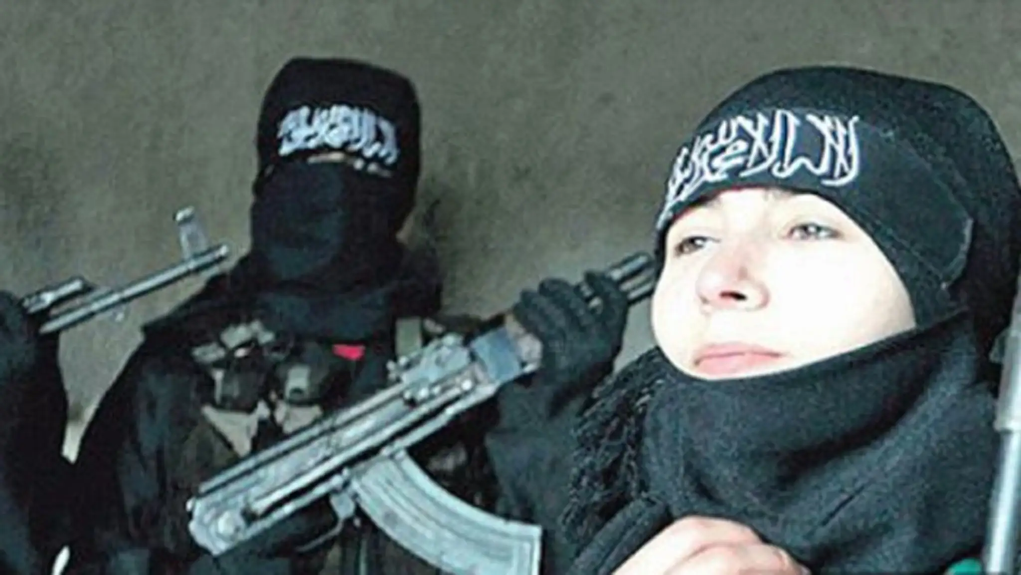 Interpol našiel fotografie dievčat v burkách a kalašnikovmi v ruke