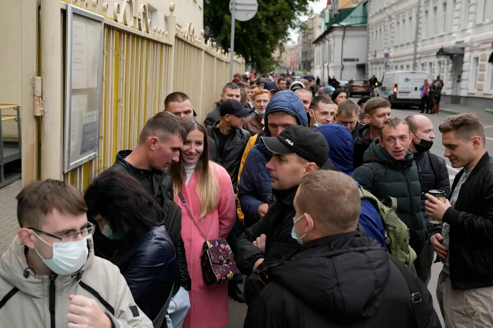 Pred volebnými miestnosťami sú abnormálne rady, hovorí sa aj o manipulácii