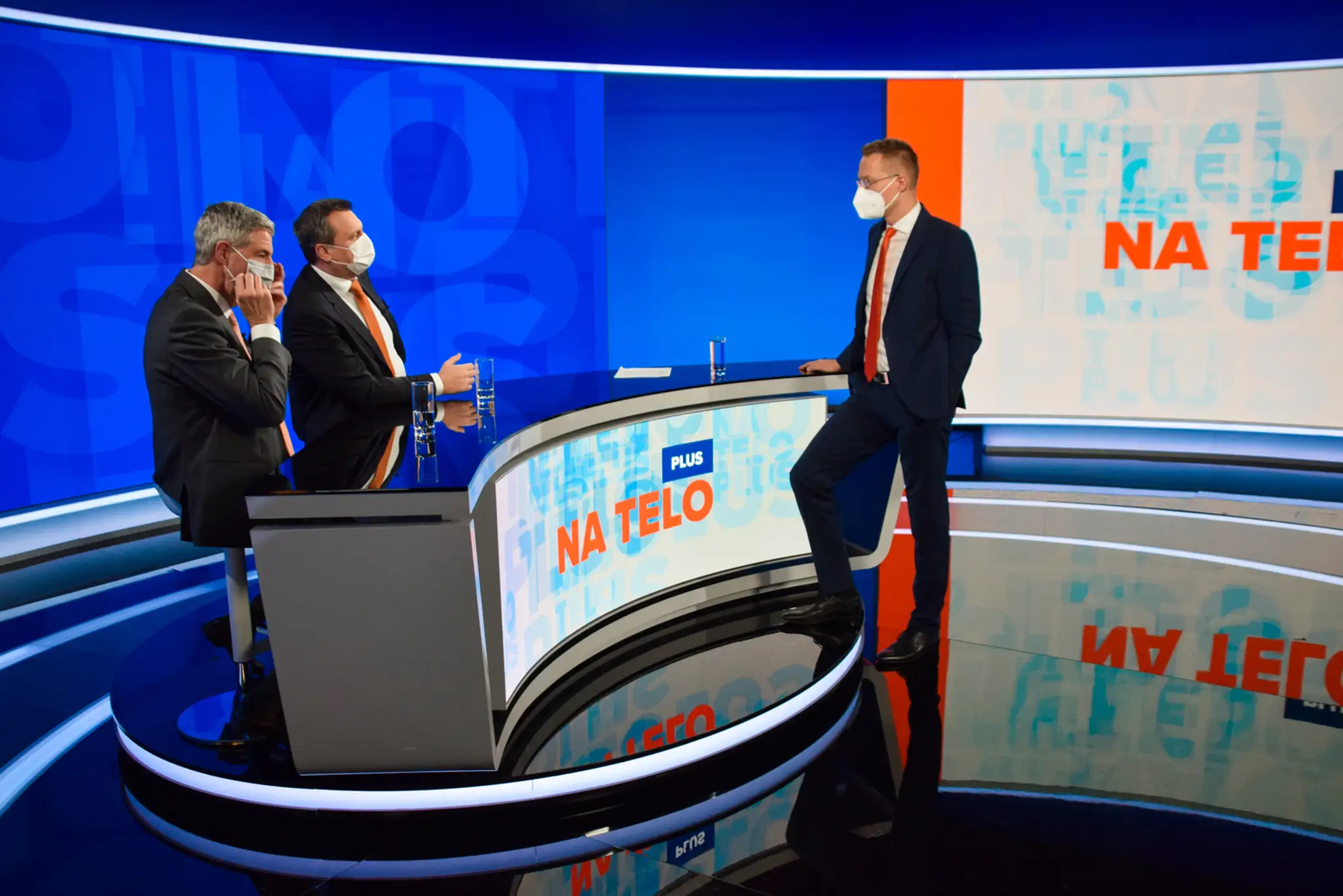 Béla Bugár a Andrej Danko pred reláciou Na telo plus s moderátorom Michalom Kovačičom.