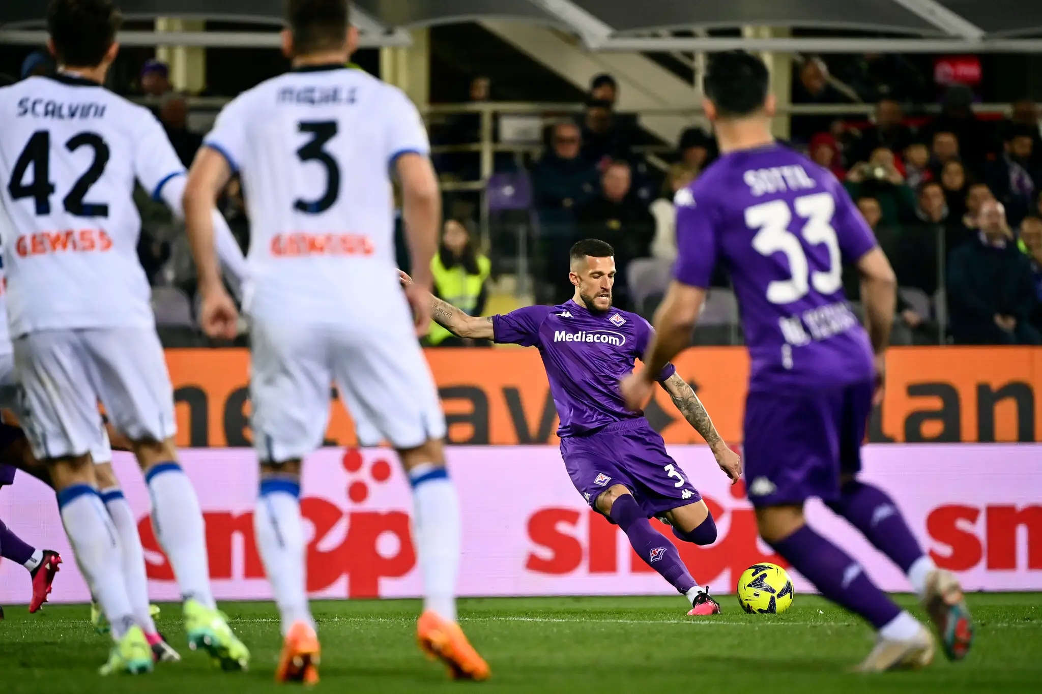 Hráč Fiorentiny Cristiano Biraghi kope do lopty.