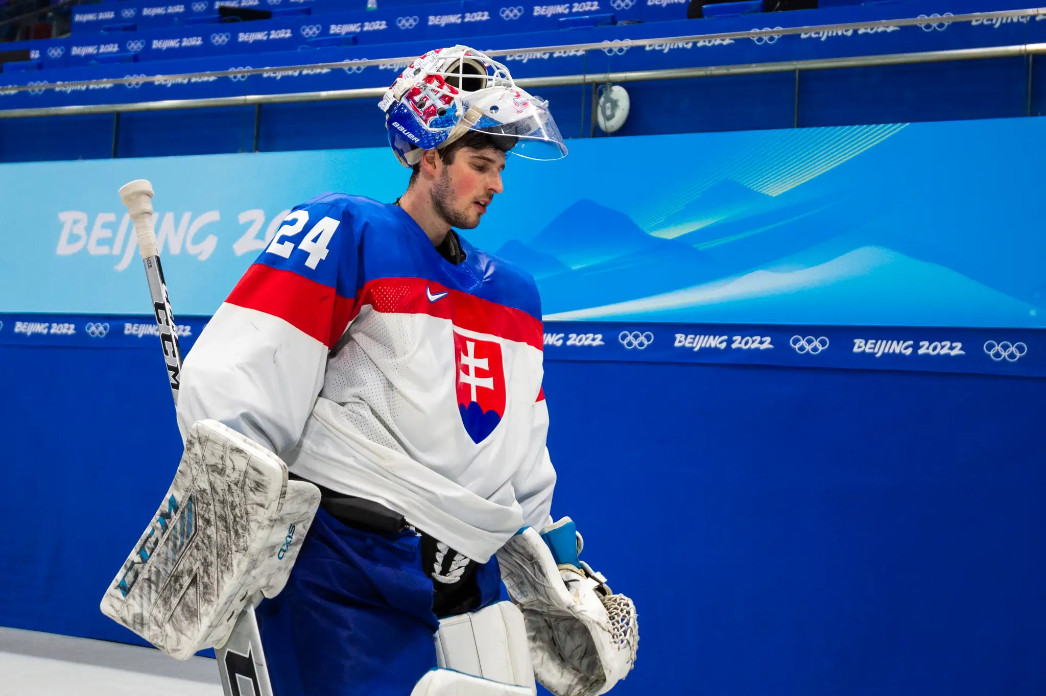 Brankár Patrik Rybár (Slovensko) odchádza po prehre v semifinále proti Fínsku na ZOH 2022.