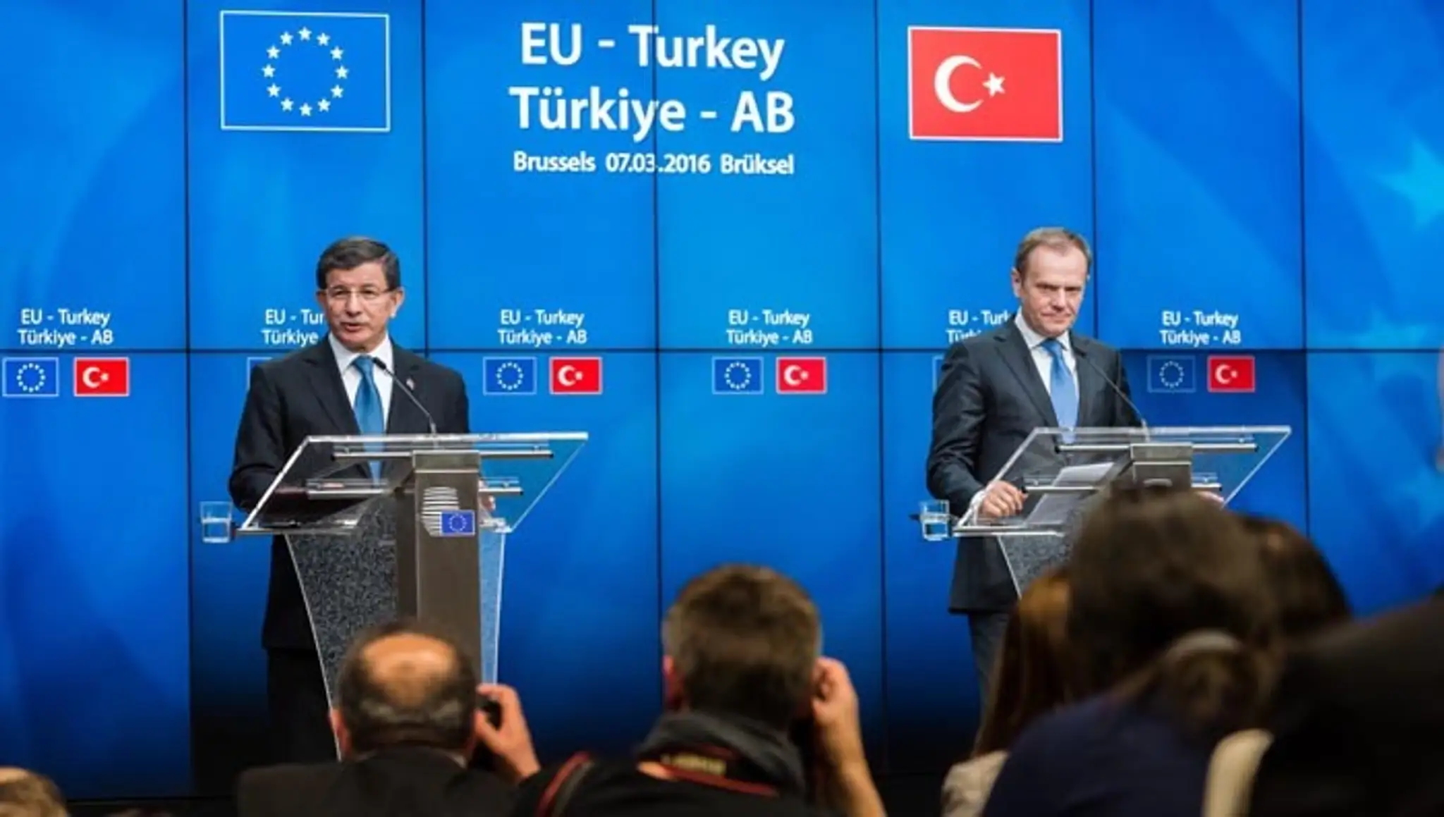 Turecký premiér Ahmet Davutoglu a predseda Európskej rady Donald Tusk.
