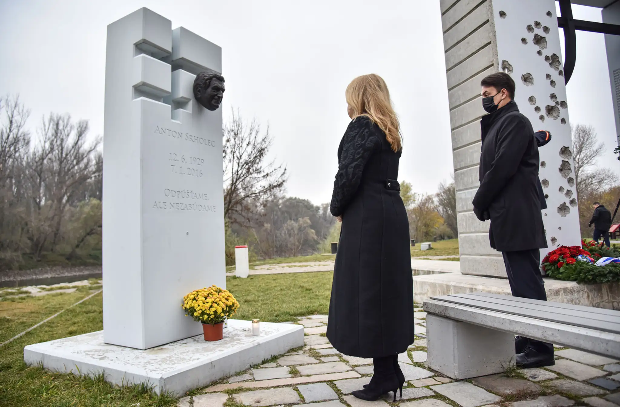 Prezidentka SR Zuzana Čaputová (vľavo) a jej partner Juraj Rizman (vpravo) počas položenia venca k pamätníku Brána slobody na De