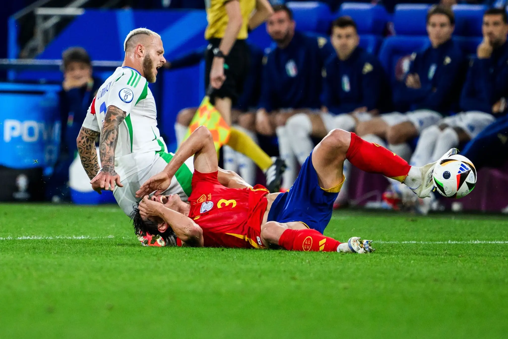 Talian Dimarco v súboji so Španielom Le Normandom.
