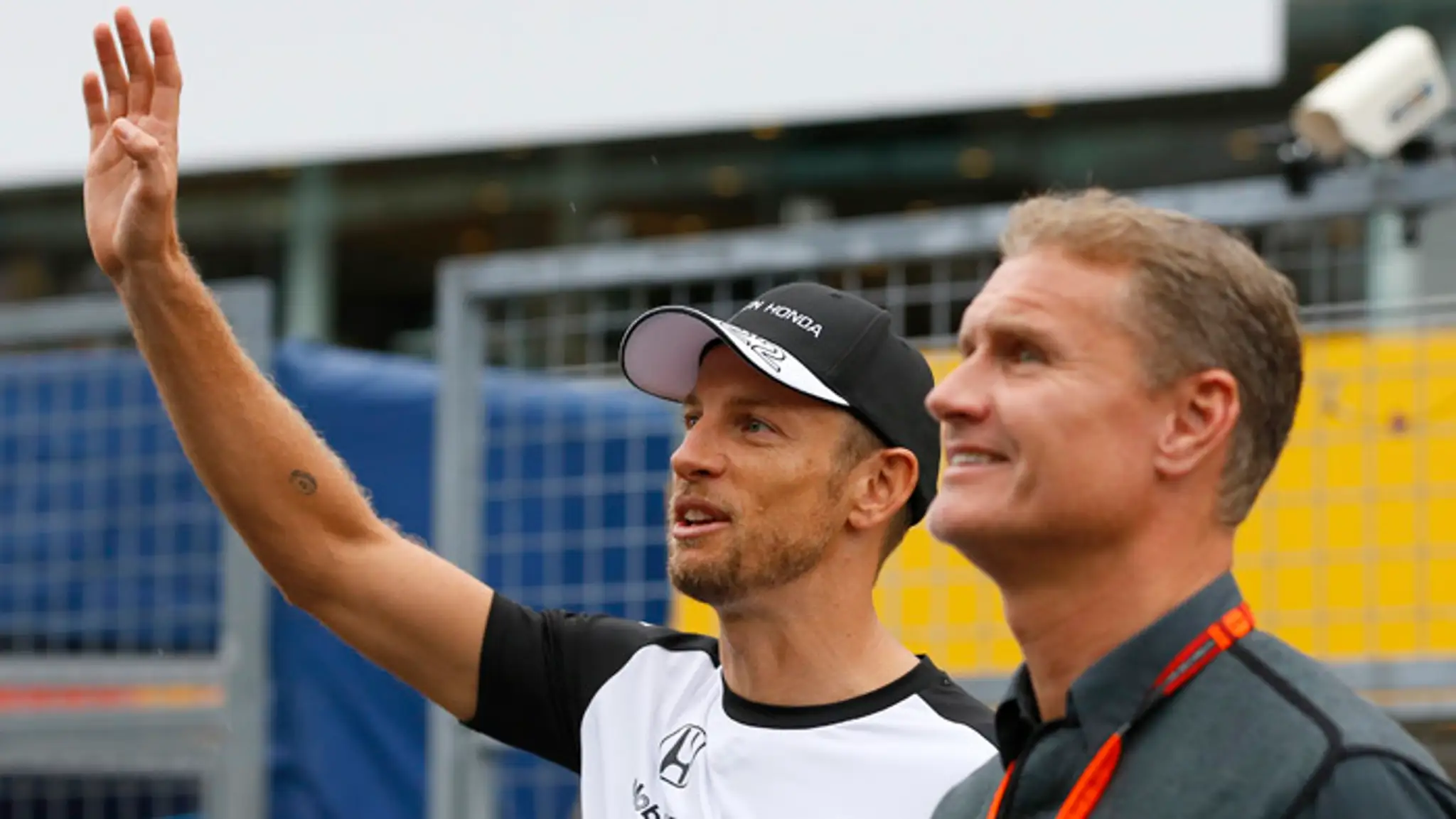 Jazdec tímu McLaren Jenson Button, popredí  David Coulthard.