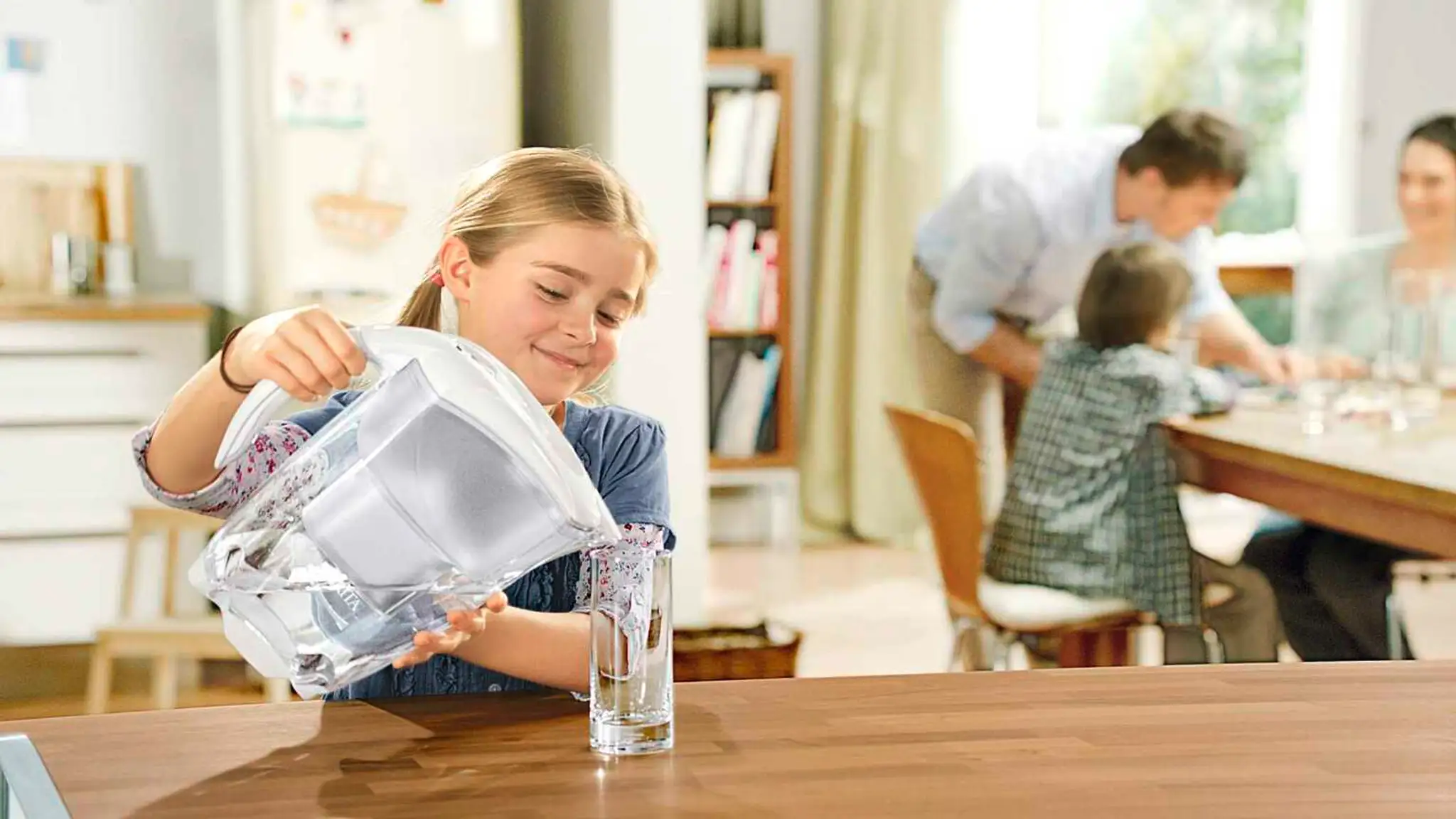 Dievčatko nalieva z BRITA Elemaris vodu.