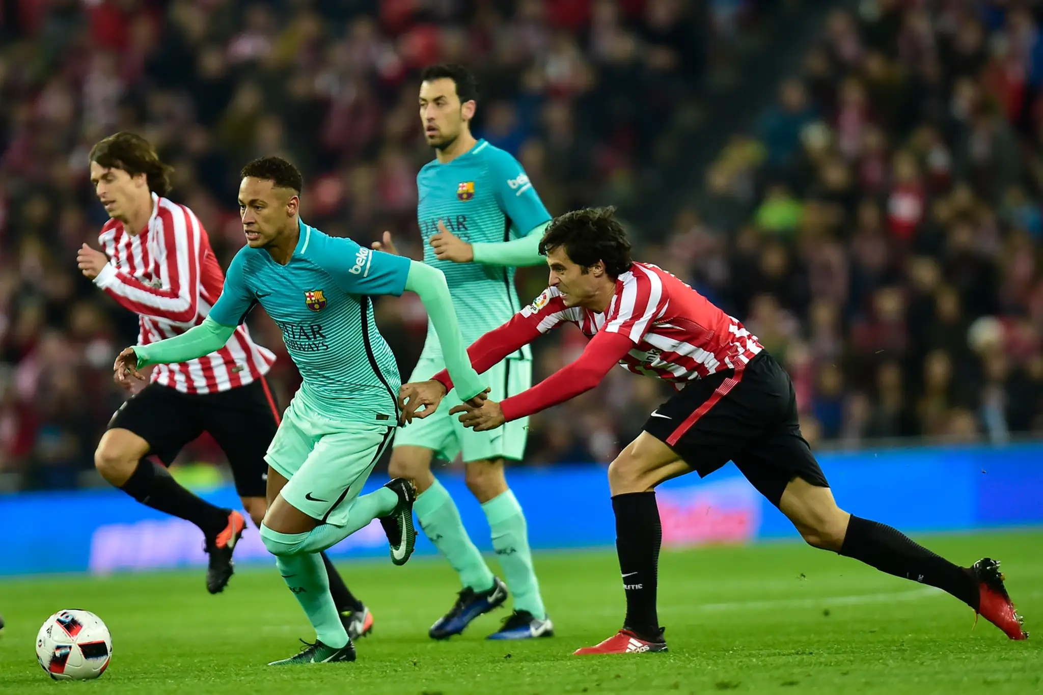 Neymar (Barcelona) sa prediera okolo Andera Iturraspeho (Bilbao) v osemfinále španielsko kráľovského pohára.