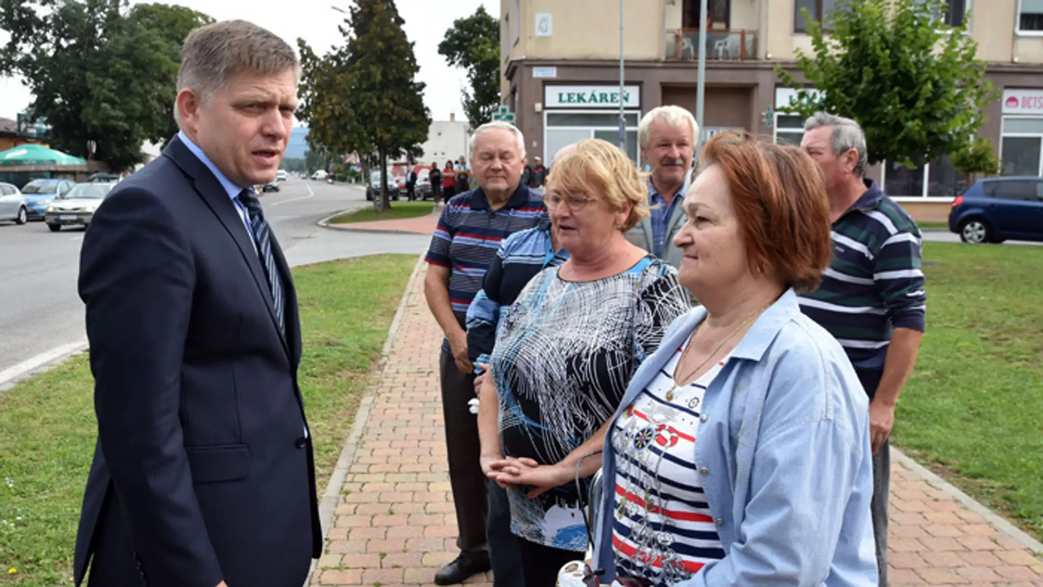 Robert Fico sa zdraví s občanmi Sobraniec.