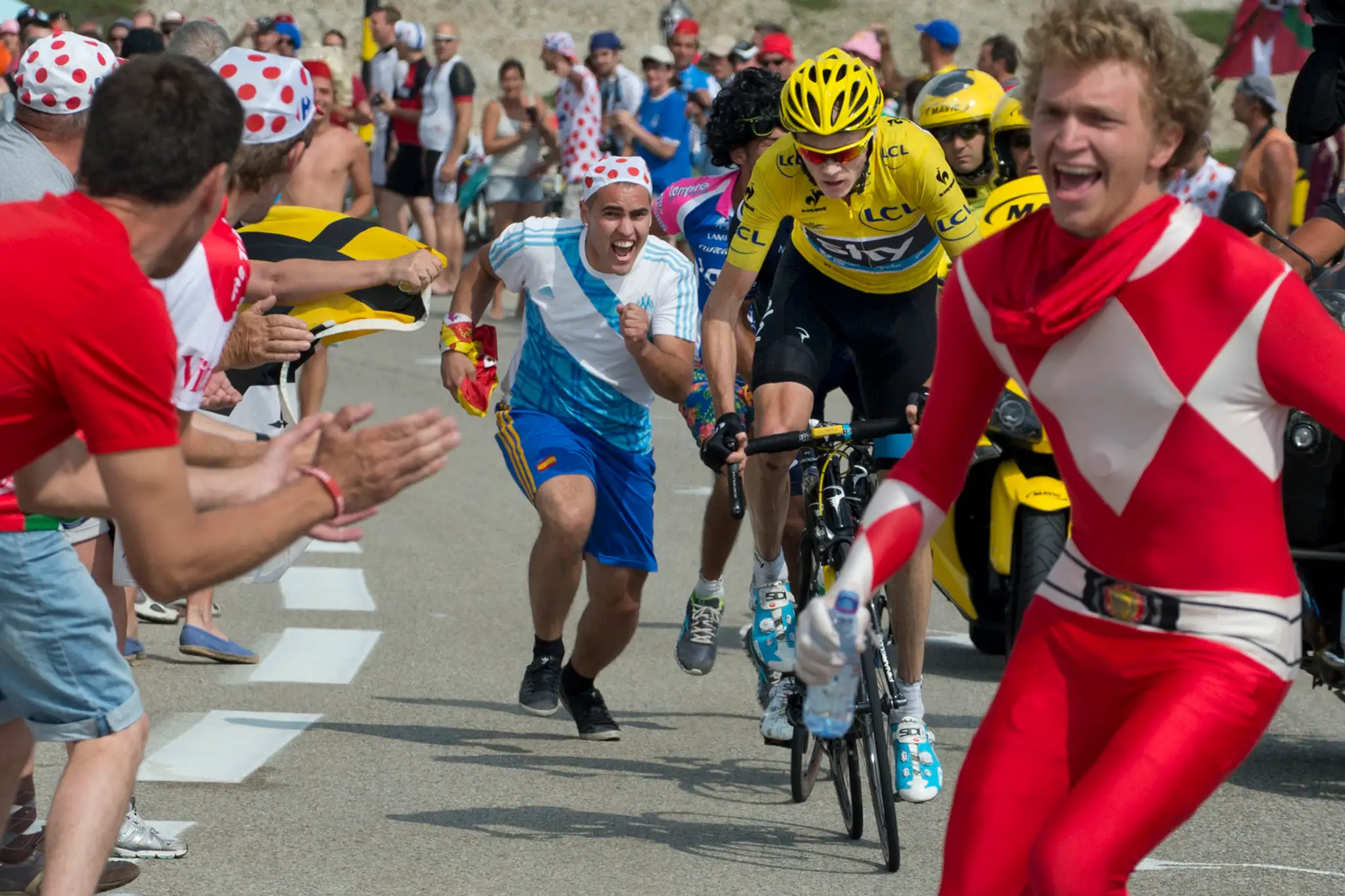 Archívny záber z TdF 2013. Diváci povzbudzujú Chrisa Froomeho  v žltom tričku vedúceho pretekára v  15. etape.