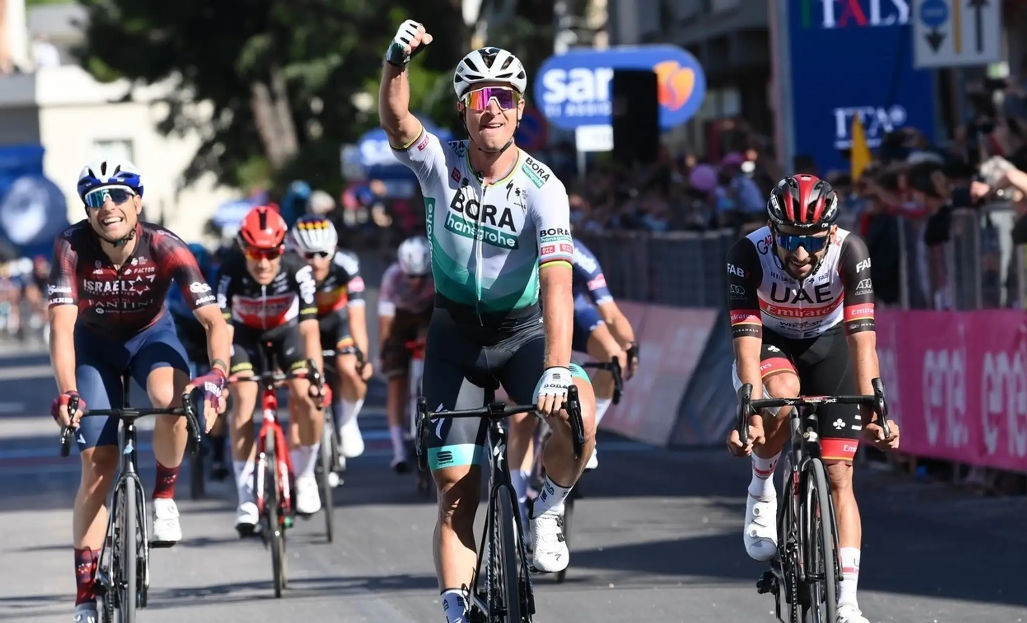 Peter Sagan sa teší z triumfu v 10. etape na Gire.