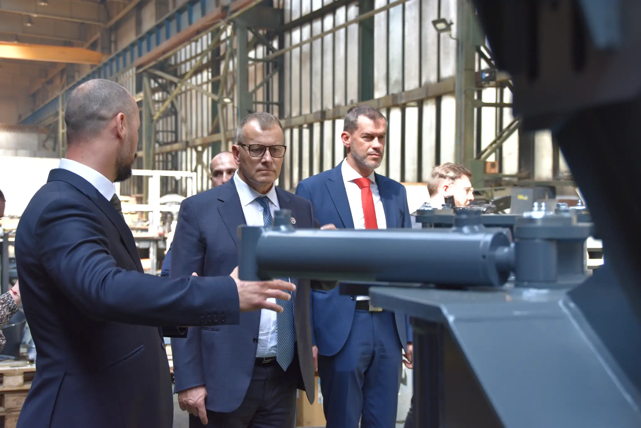 Zľava riaditeľ CSM Industry Tomáš Maroš, Boris Kollár a poslanec Igor Kašper.