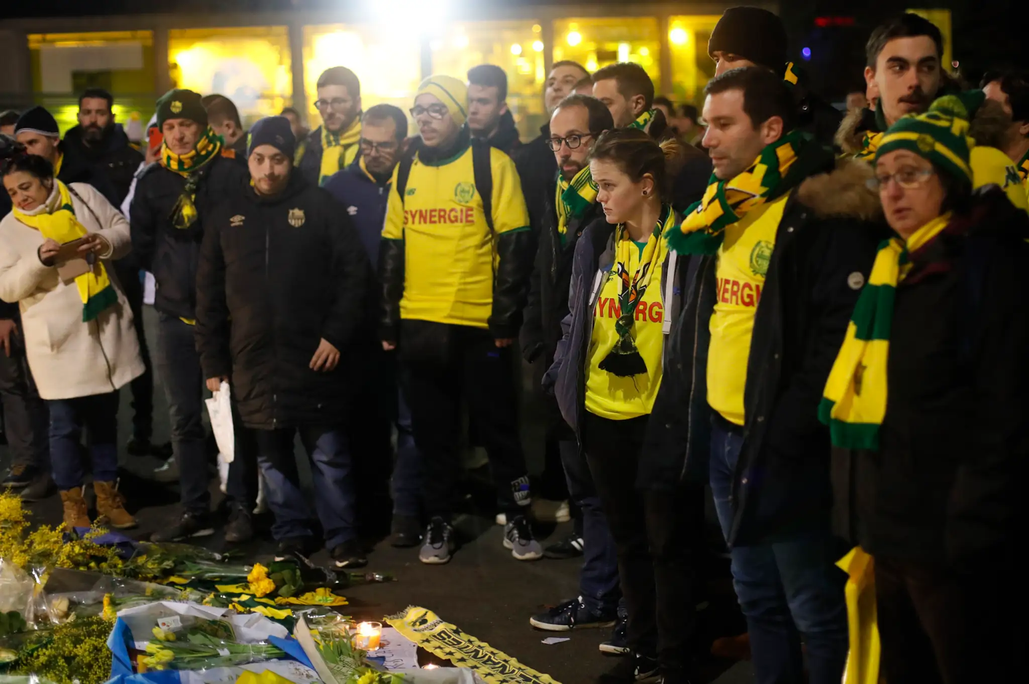Kvety a fotka zmiznutého exhráča Nantes Emiliana Salu pred zápasom so Saint-Étienne.