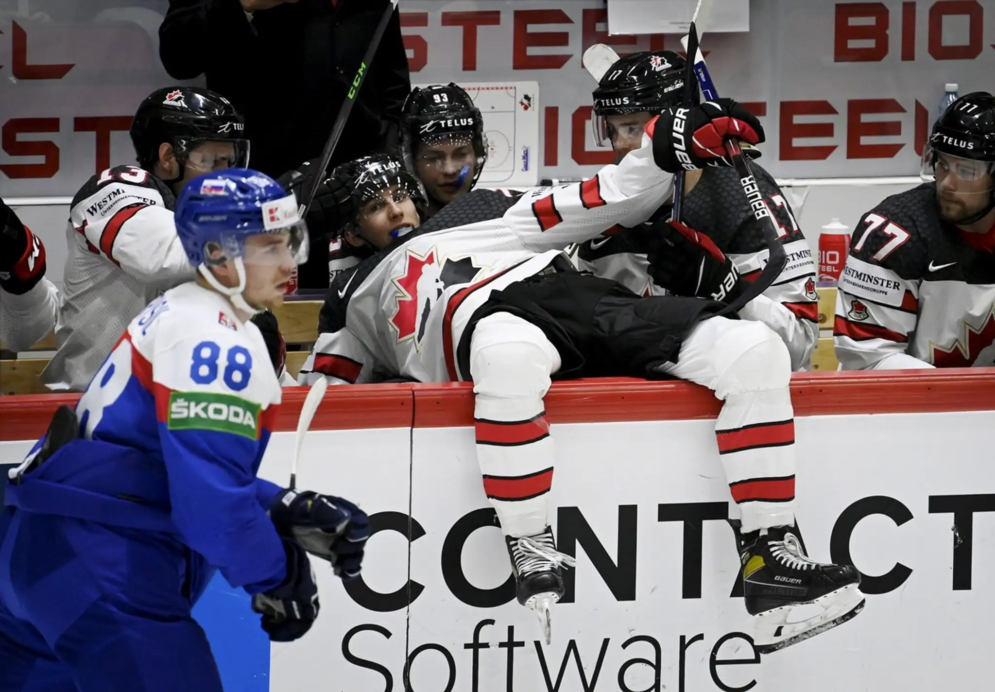 Kanaďan Dylan Cozens sa ocitol na striedačke v dueli so Slovenskom na MS 2022.