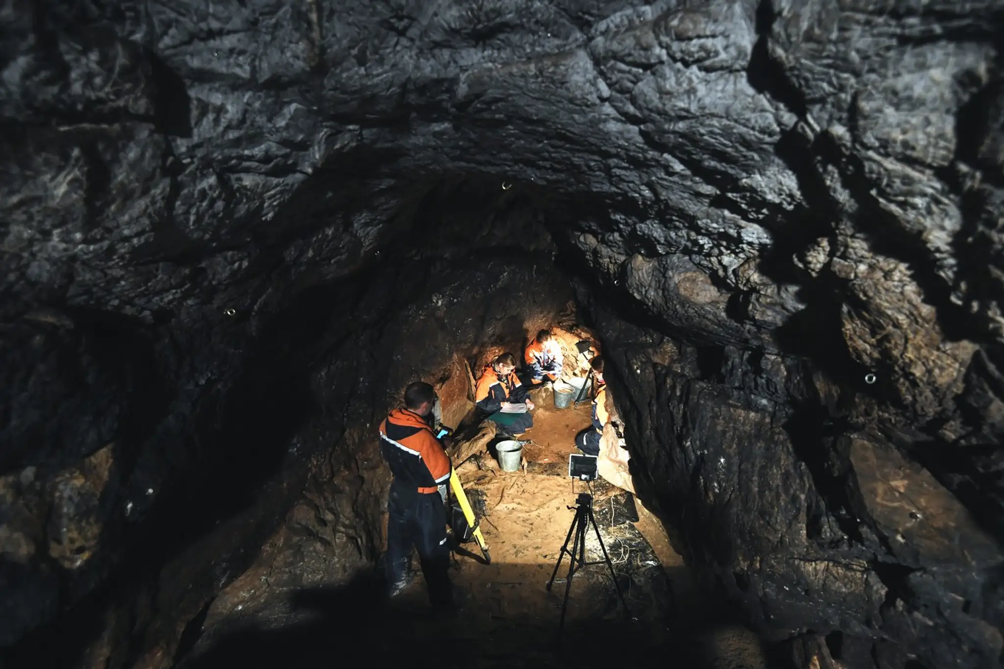 Archeológovia z Inštitútu archeológie a etnografie Sibírskej pobočky Ruskej akadémie vied vykonávajú práce v galérii v Denisovovej jaskyni.