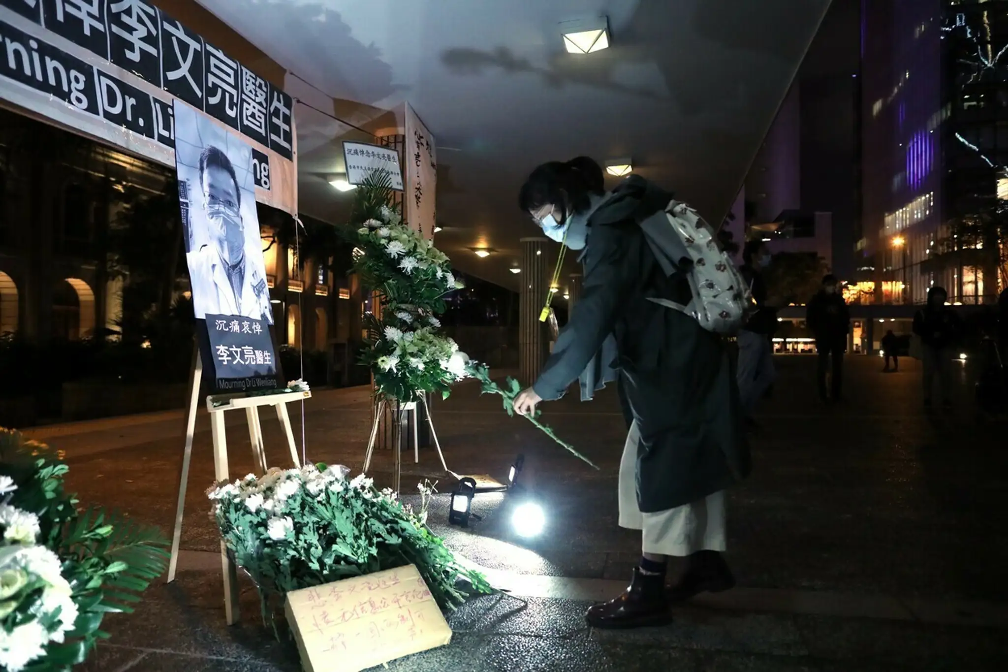 Nákladiak vysýpa telá mŕtvych noriek pri areáli dánskej armády v meste Holstebro.  (9. November 2020)