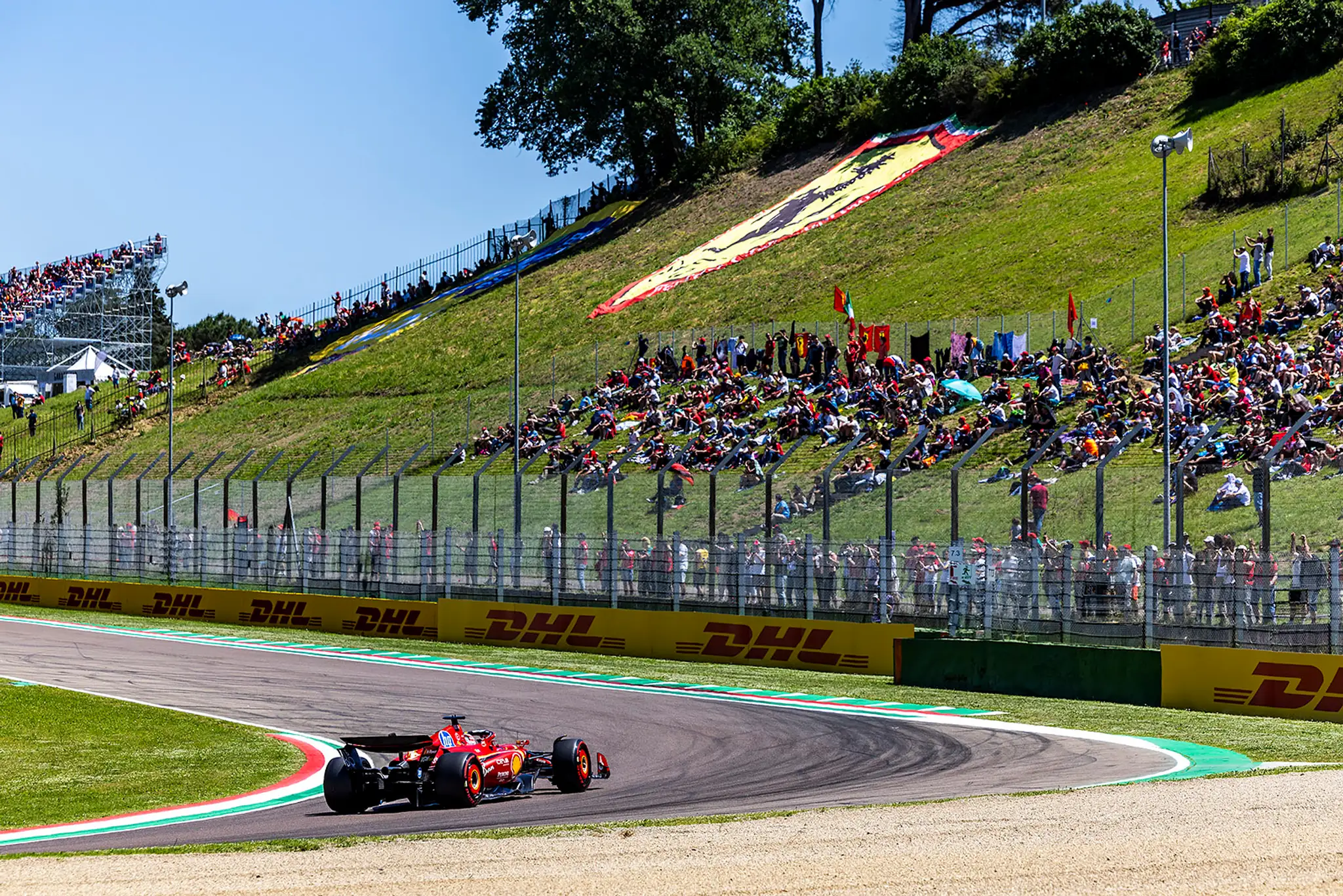 Charles Leclerc na Ferrari na trati.