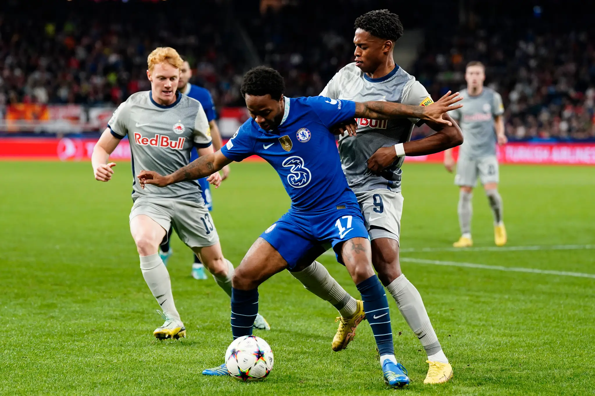 Raheem Sterling (v modrom) kryje loptu pred Juniorom Adamuom. 