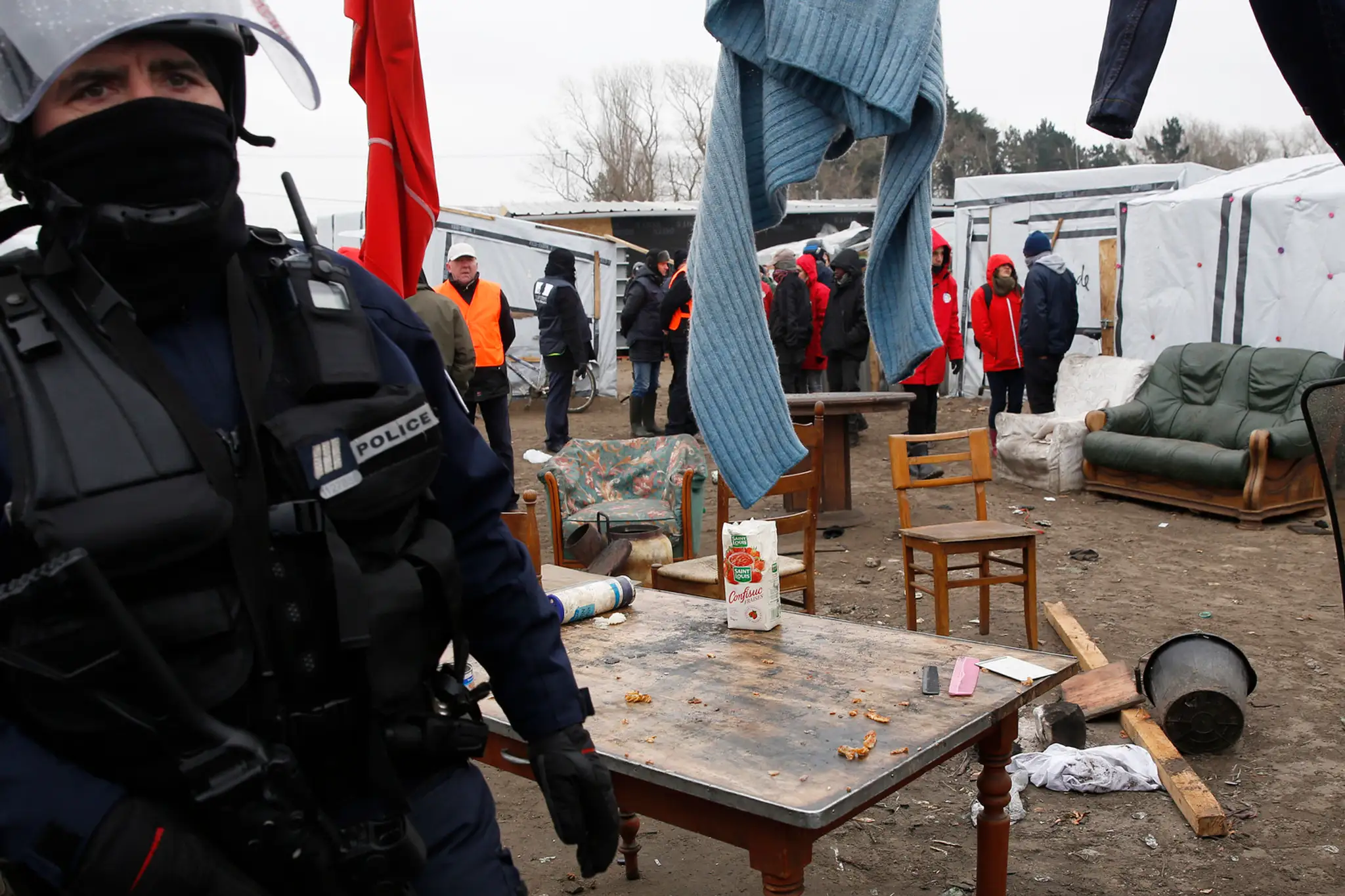 Migranti v tábore pri Calais protestujú na strechách búd.