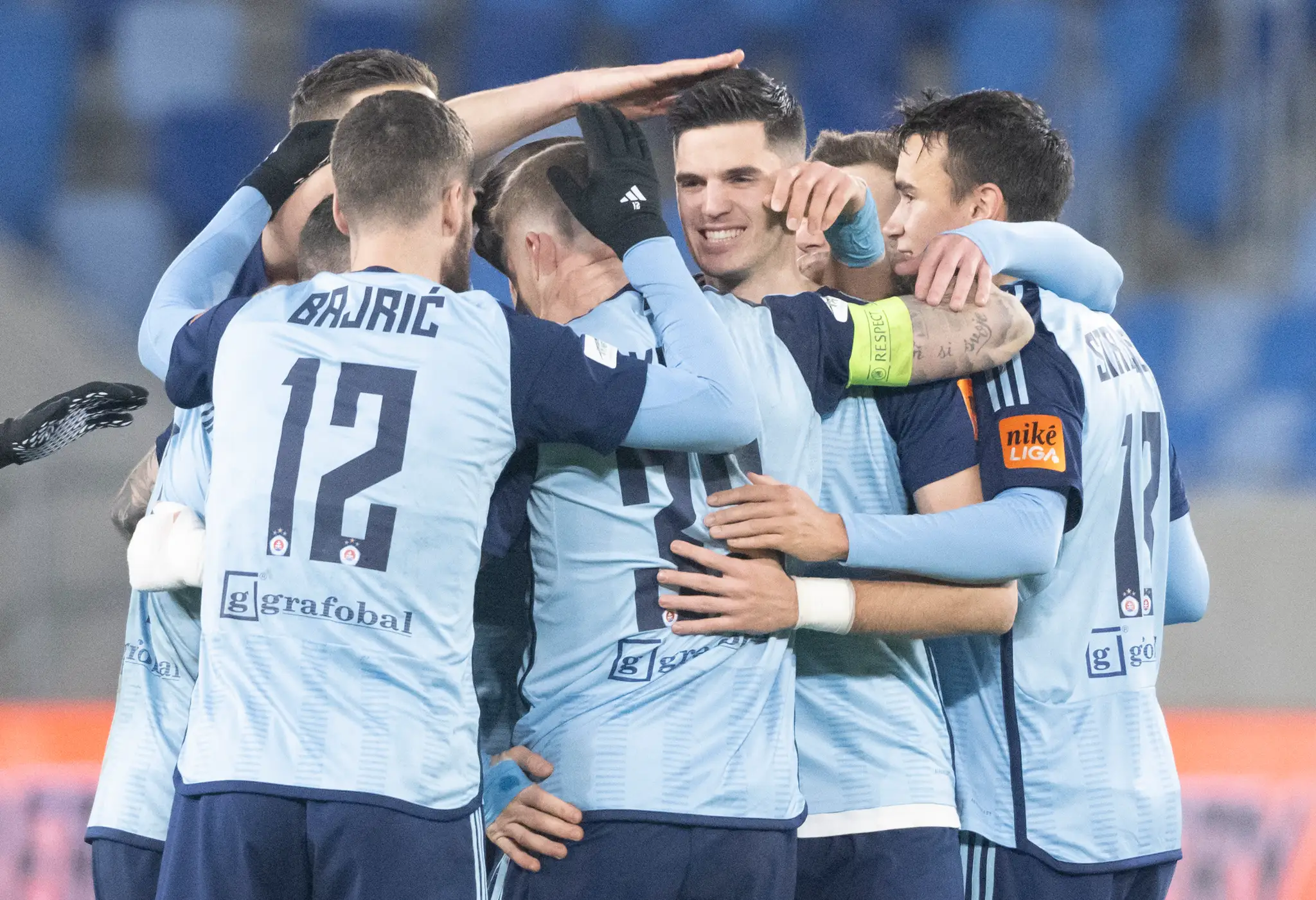 Druhý sprava Marko Tolič (Slovan) sa teší so spoluhráčmi po strelení svojho druhého gólu v 18. kole Niké ligy proti Dunajskej Strede.