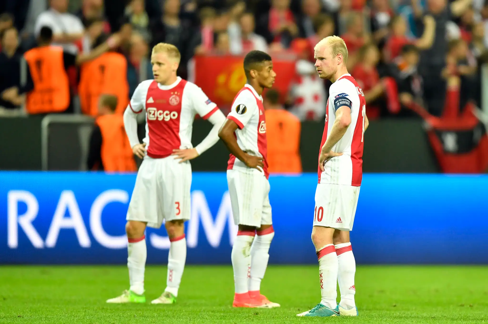 Sklamaní hráči Ajaxu po prehre vo finále EL proti ManUtd.