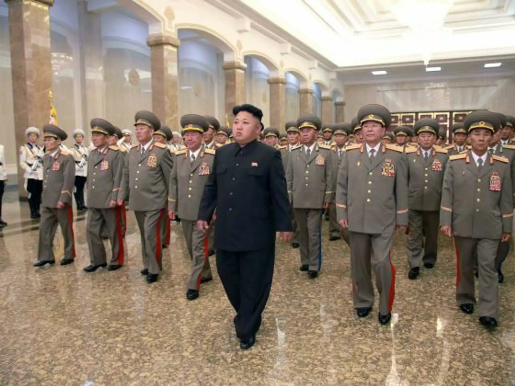 Severokórejský diktátor Kim Čong-un kríval pri spomienke na Kim Ir-sena