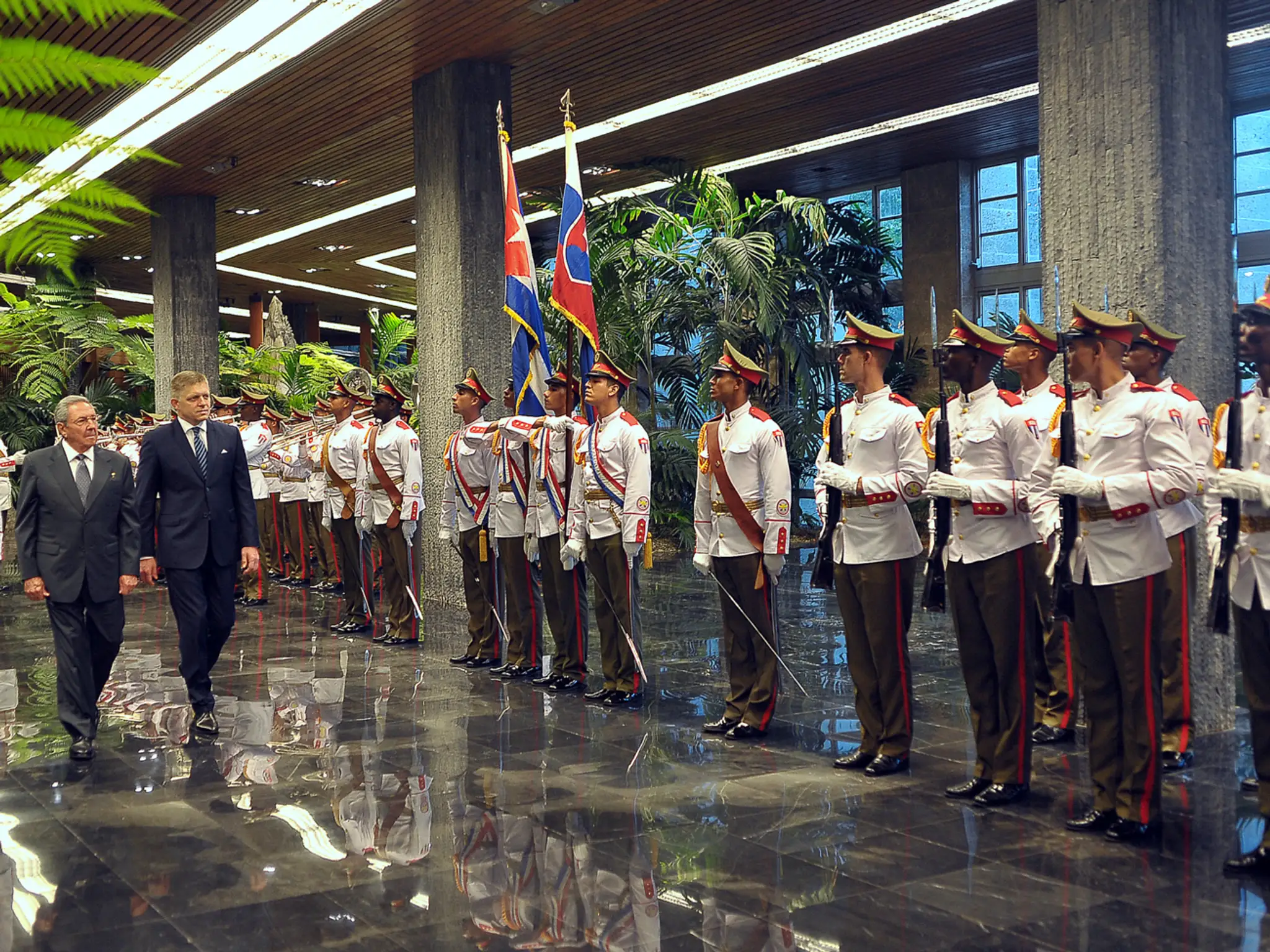 Na snímke premiér SR Robert Fico (druhý zľava) a kubánsky prezident Raúl Castro