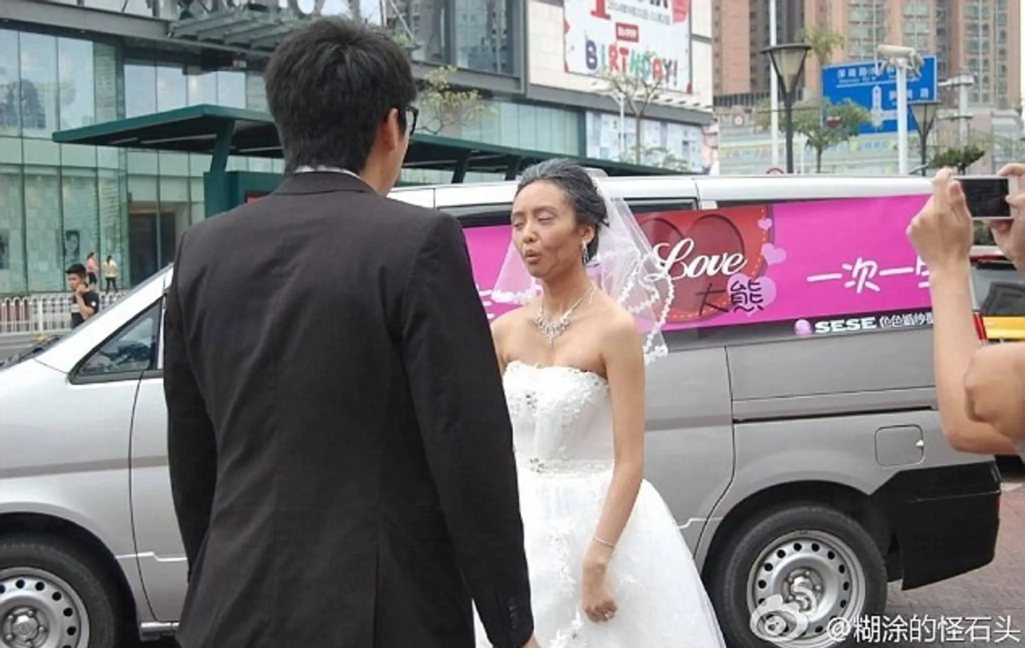 1414621179487_wps_1_Crying_chinese_bride_disg.jpg