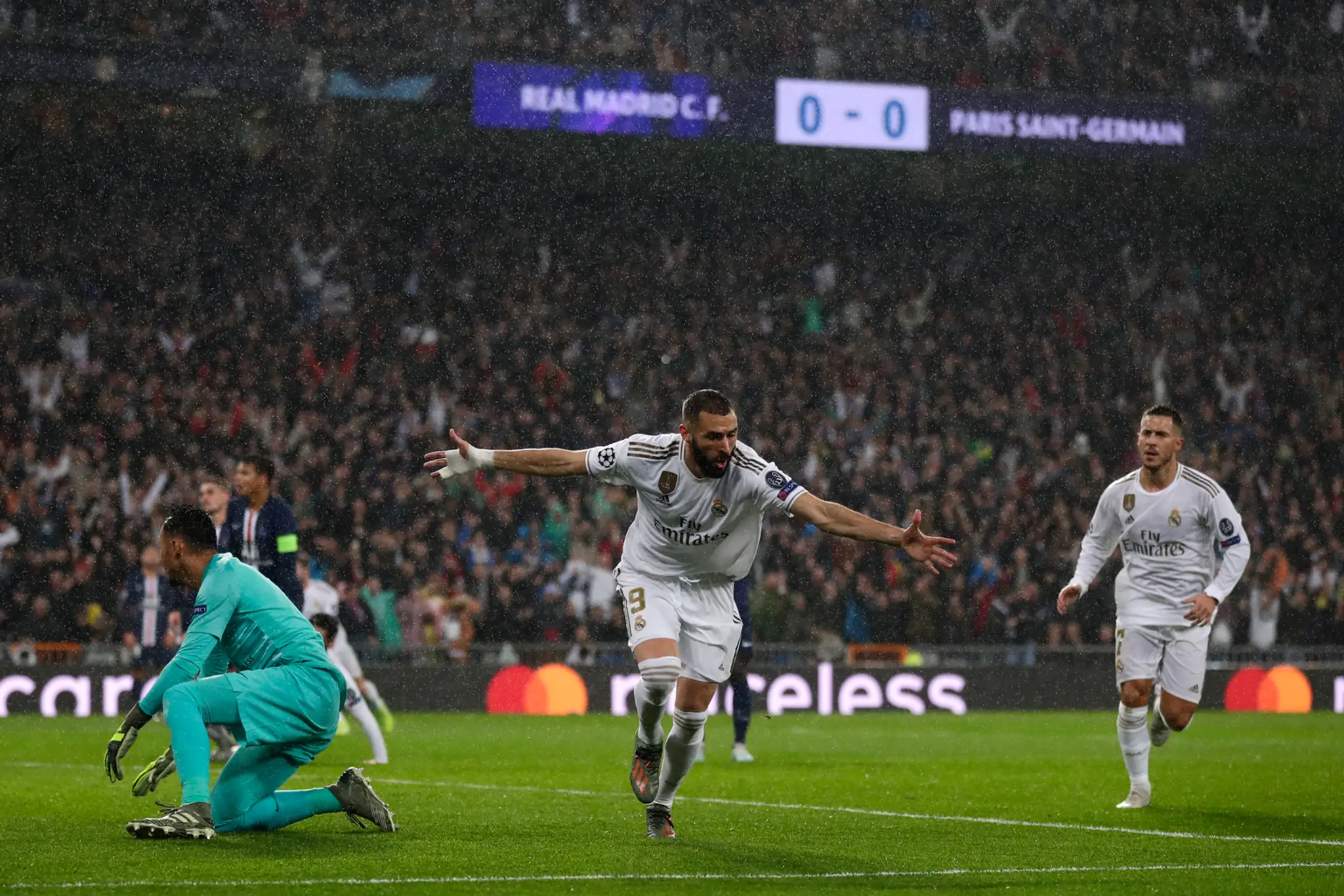Paulo Dybala z Juventusu Turín oslavuje gól v LM proti Atléticu Madrid.