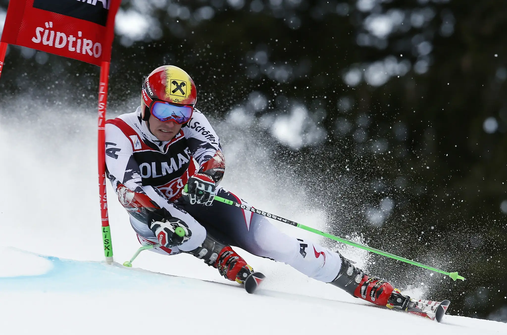 Rakúsky lyžiar Marcel Hirscher na trati v 1. kole obrovského slalomu alpského Svetového pohára v talianskom Alta Badia.