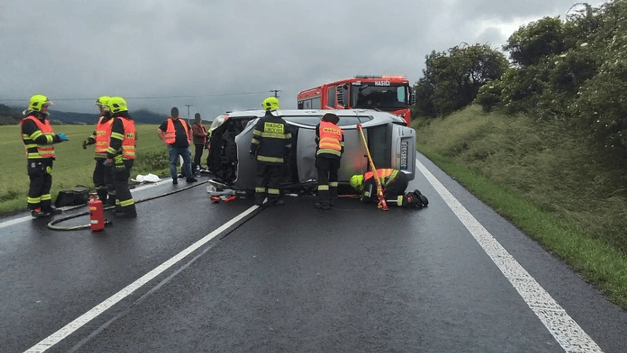 FOTO: Úsmevný omyl českých hasičov. Pri informovaní o nehode zverejnili odvážnu snímku neznámej ženy