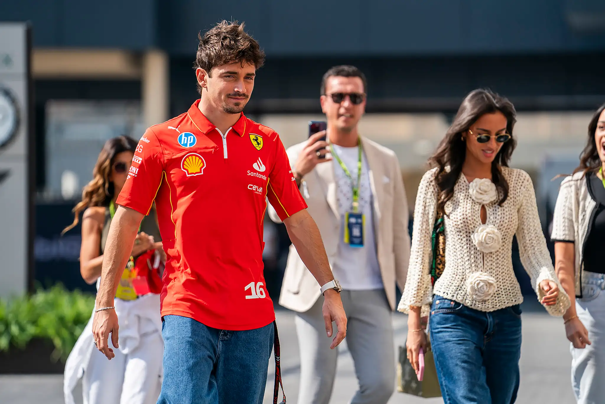 Charles Leclerc z Ferrari prichádza na okruh.